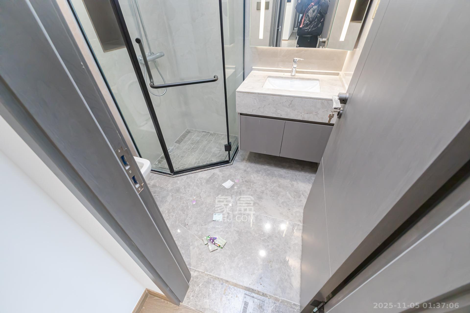 嘉臣道  4室2厅2卫    270.0万卫生间