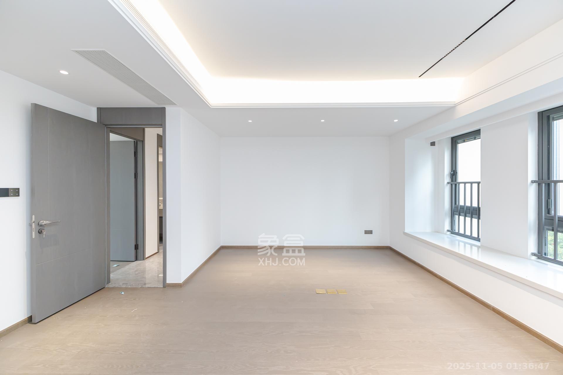 嘉臣道  4室2厅2卫    270.0万卧室