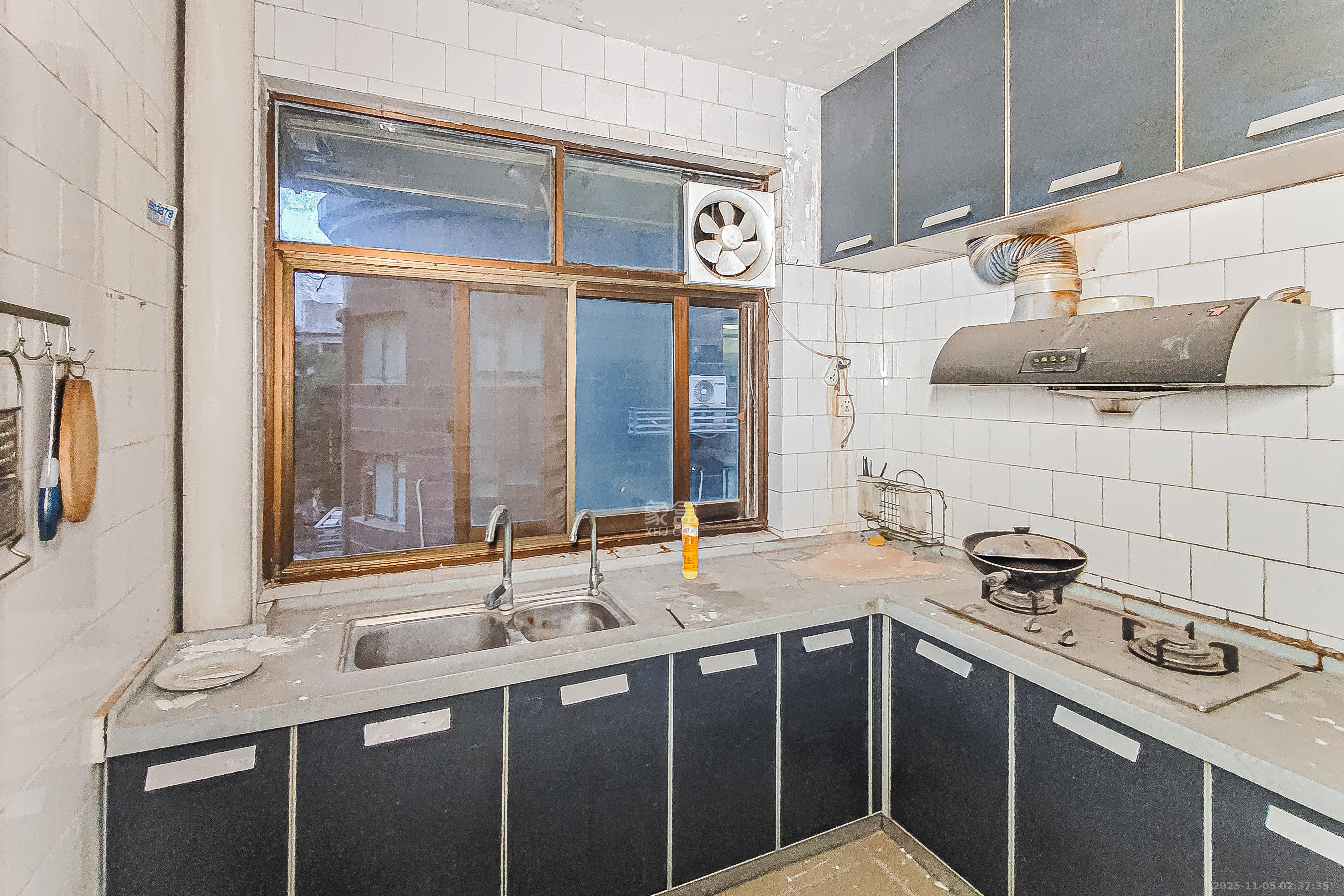 杂技团宿舍 3室2厅2卫 62.0万 杂技团宿舍 3室2厅2卫 62.0万厨房