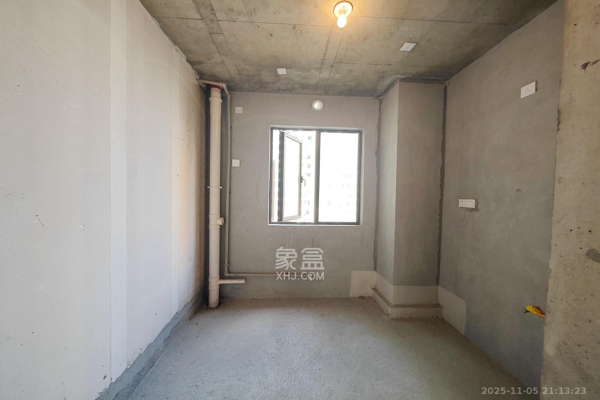 旭辉国悦府  4室2厅2卫    140.0万厨房