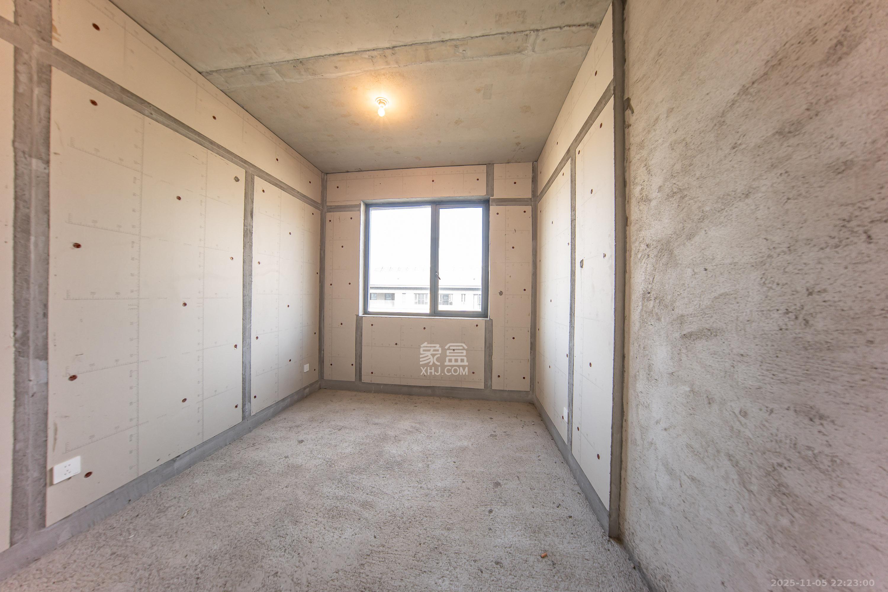 中建钰山湖  4室2厅2卫    330.0万卧室