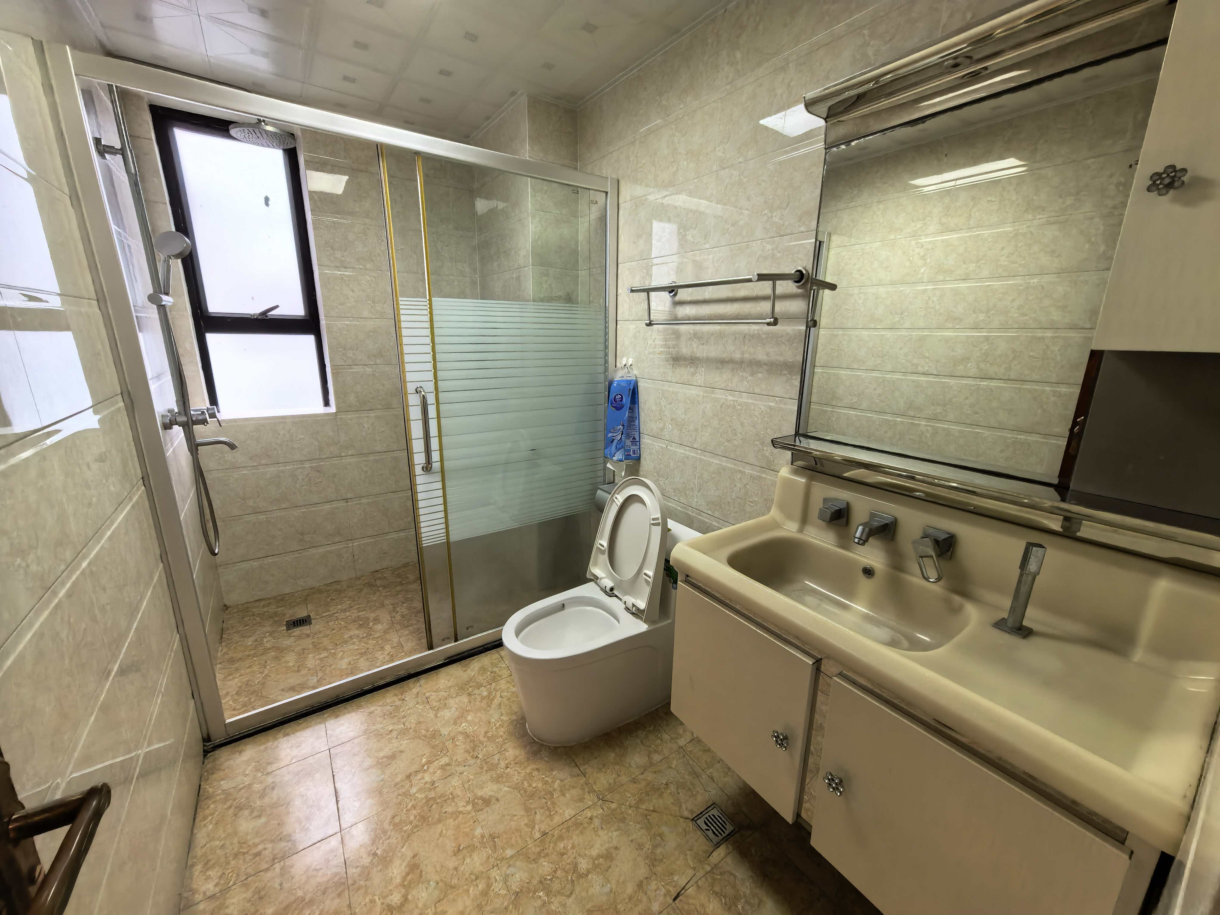 盛达景都三期  3室2厅2卫    3500.0元/月室内图