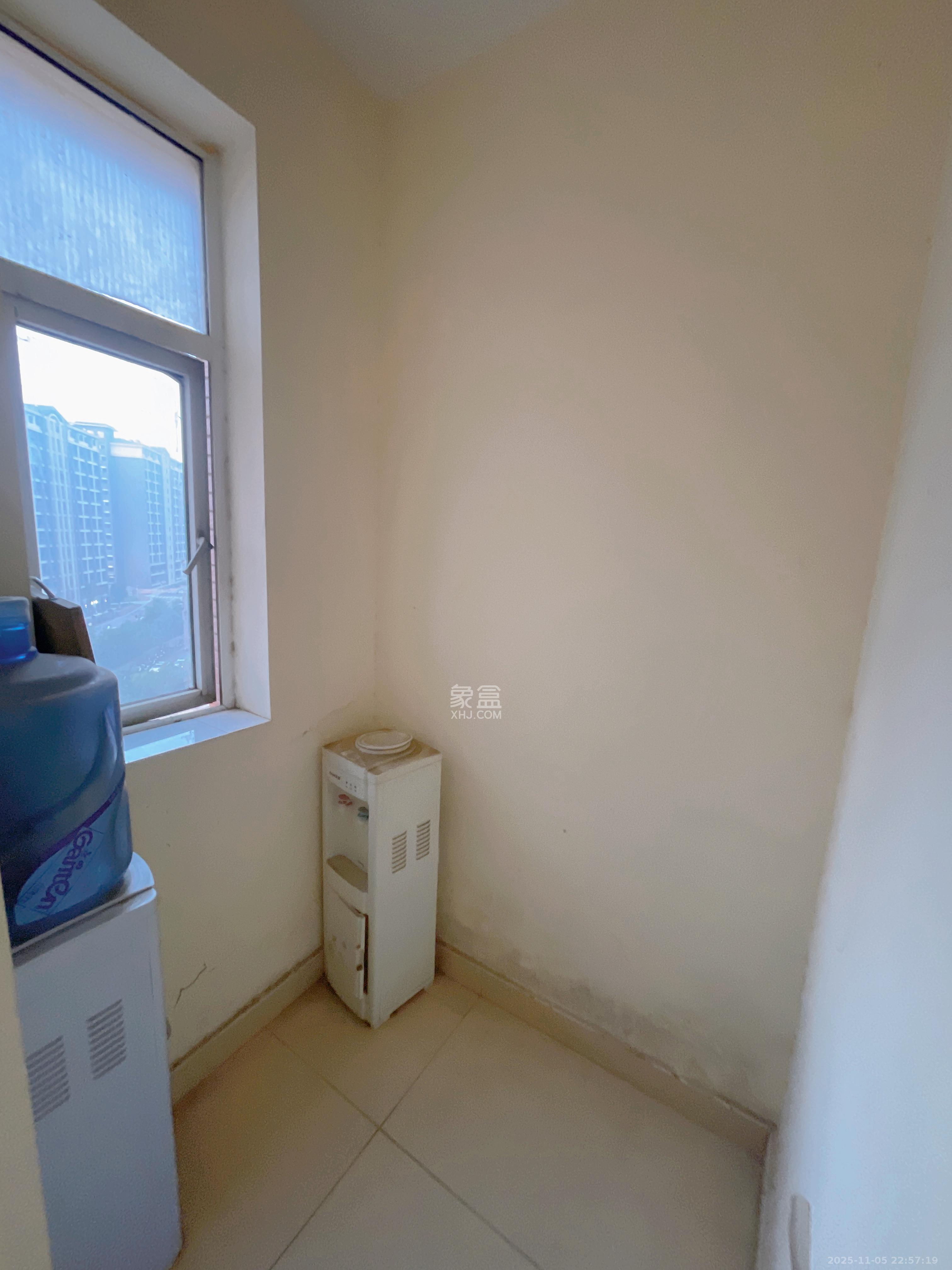 润芳园 3室2厅1卫 2000.0元/月 润芳园 3室2厅1卫 2000.0元/月室内图