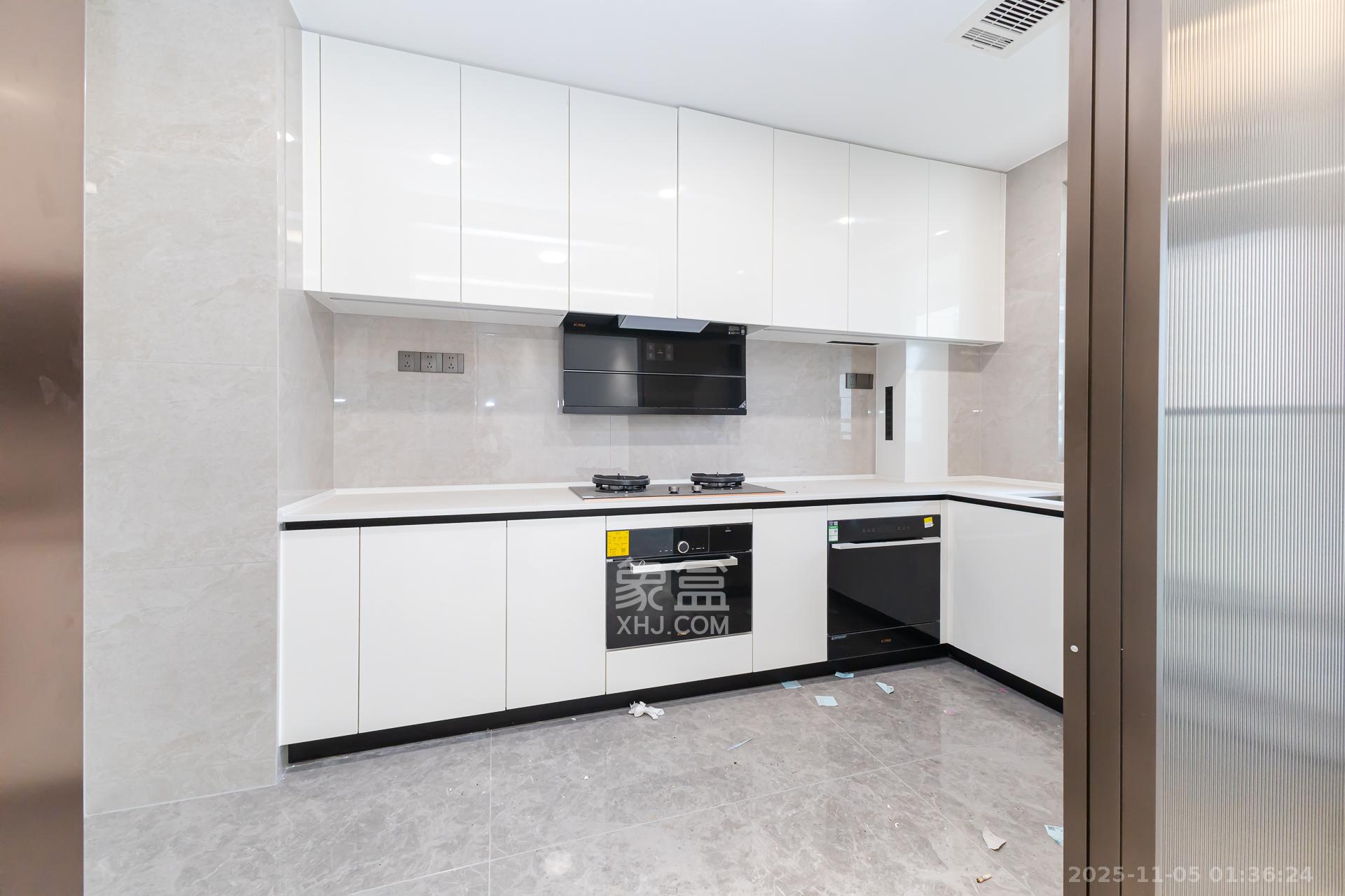 嘉臣道  4室2厅2卫    270.0万厨房