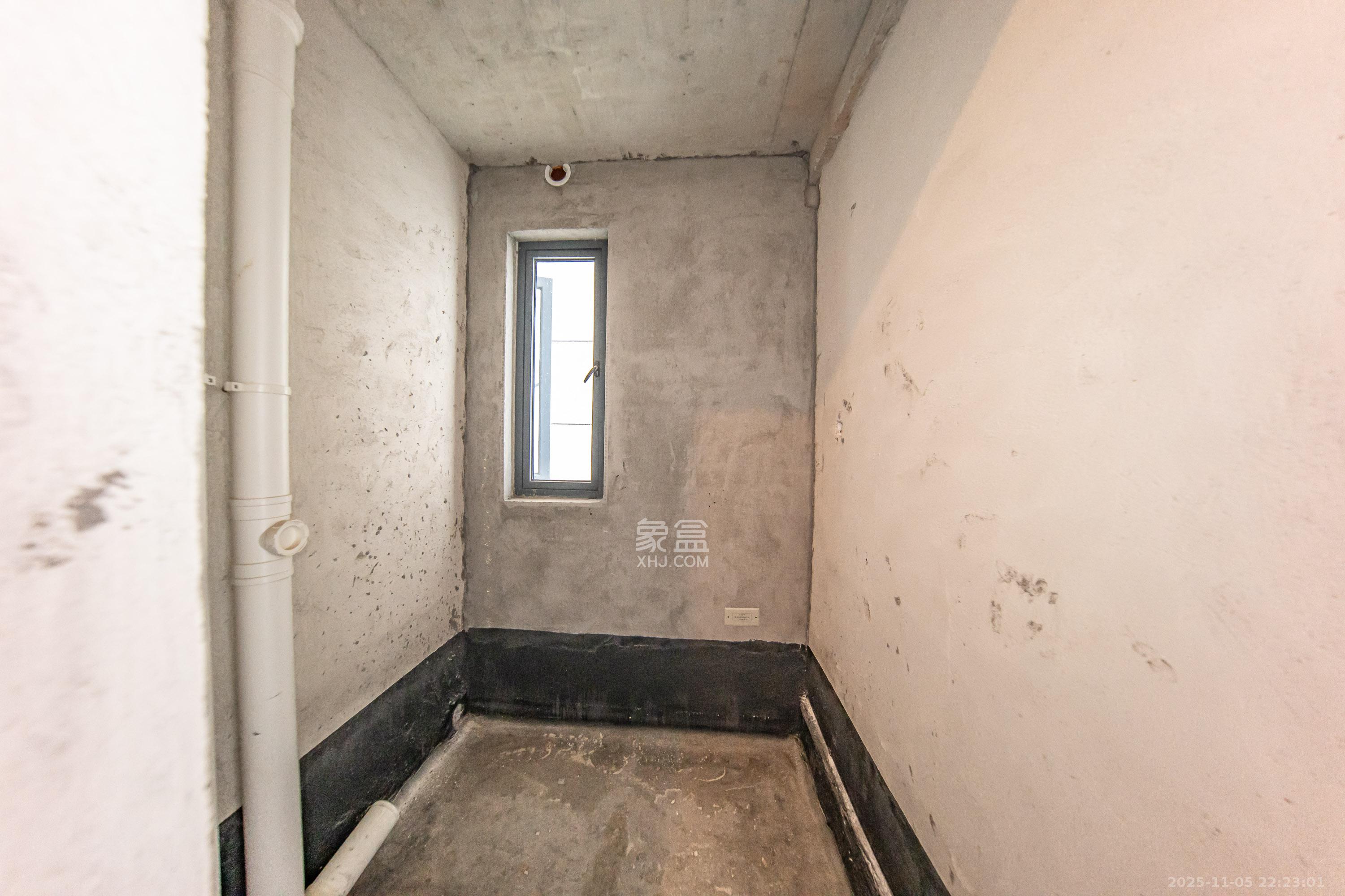 中建钰山湖  4室2厅2卫    330.0万卫生间