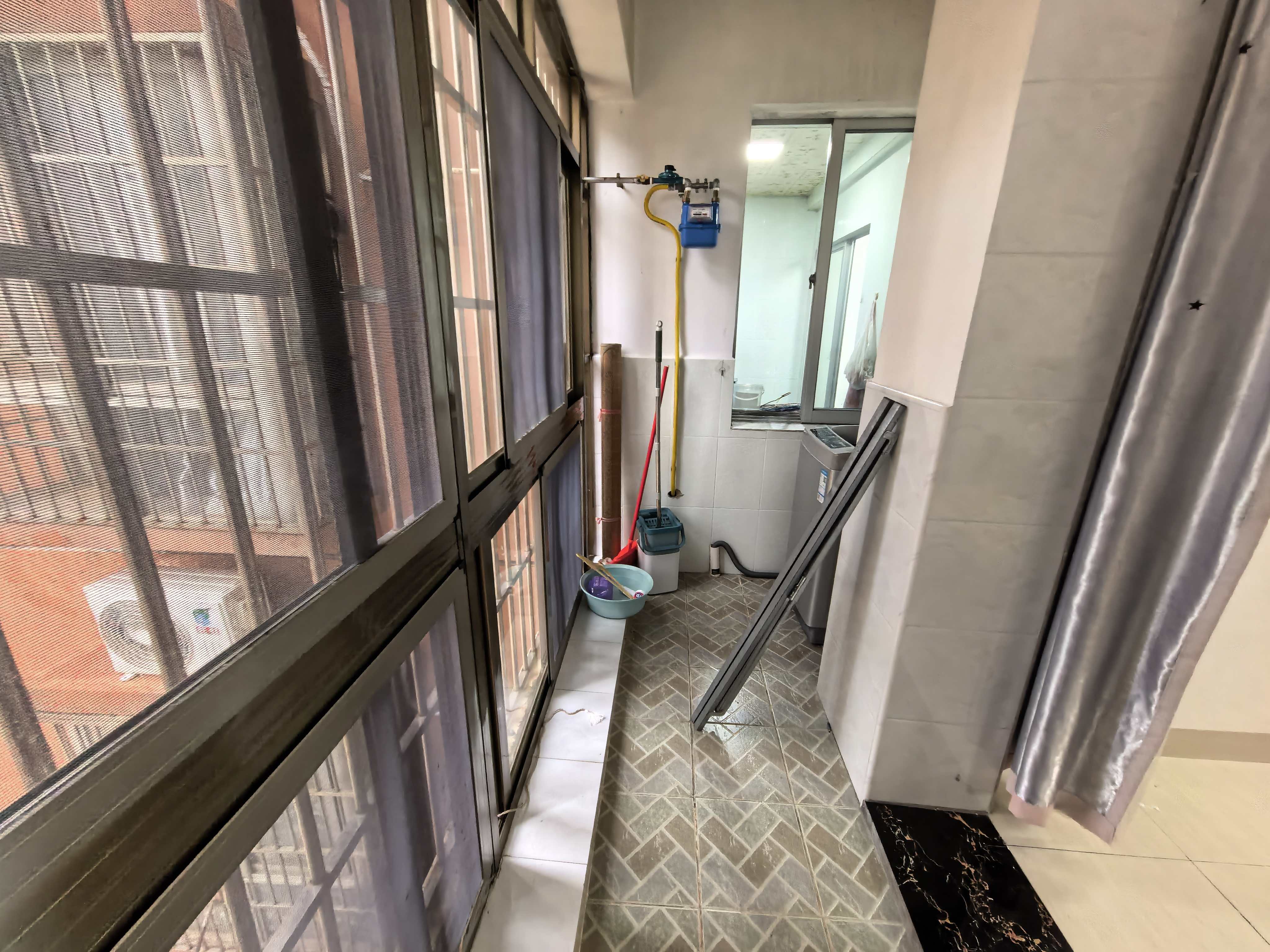 水滨花园二期  3室2厅1卫    2200.0元/月室内图