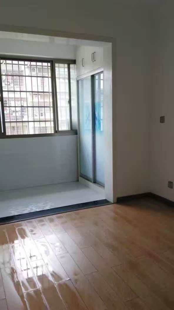 君悦华府  4室2厅2卫    63.8万客厅