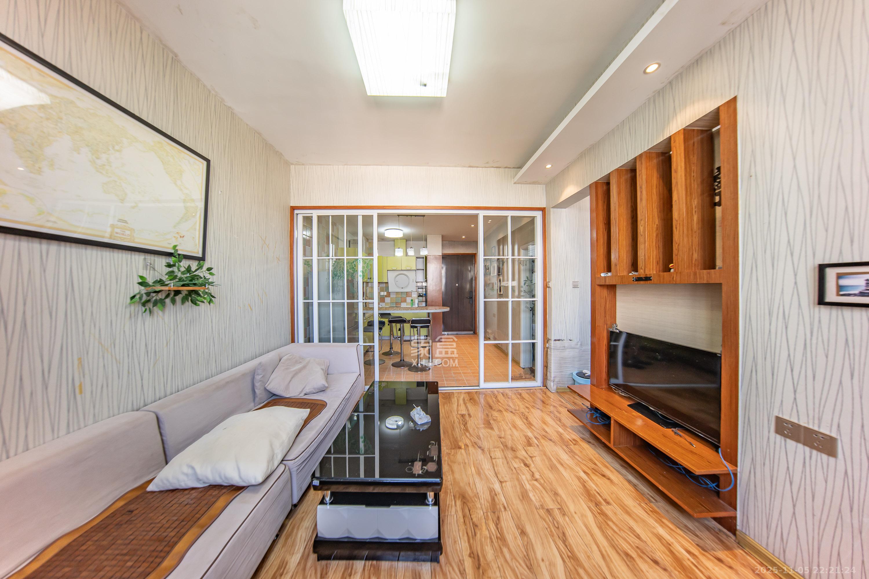 阳光100三期 1室1厅1卫 55.0万 阳光100三期 1室1厅1卫 55.0万客厅