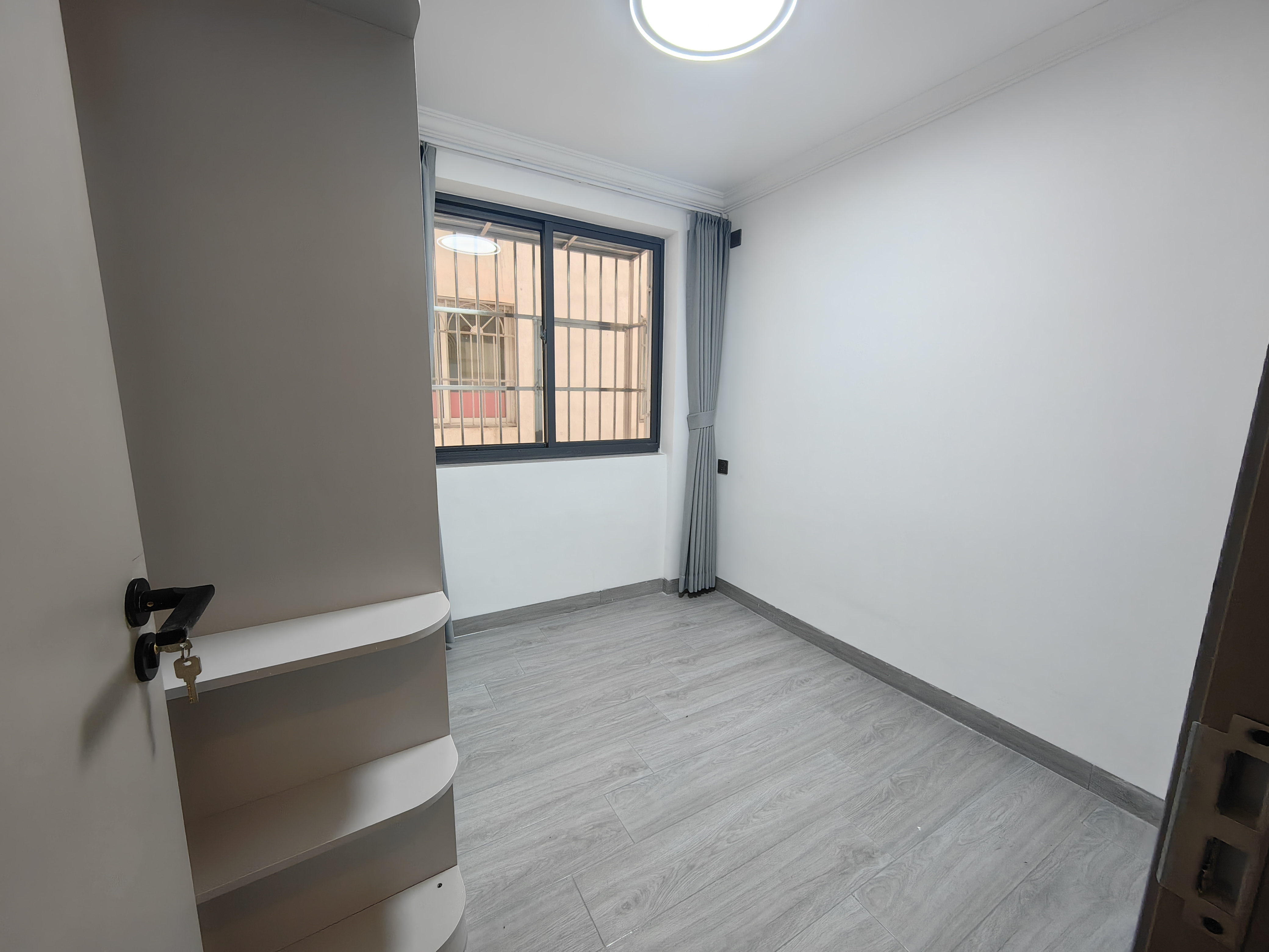 皇家花园 5室2厅2卫 123.0万 皇家花园 5室2厅2卫 123.0万客厅