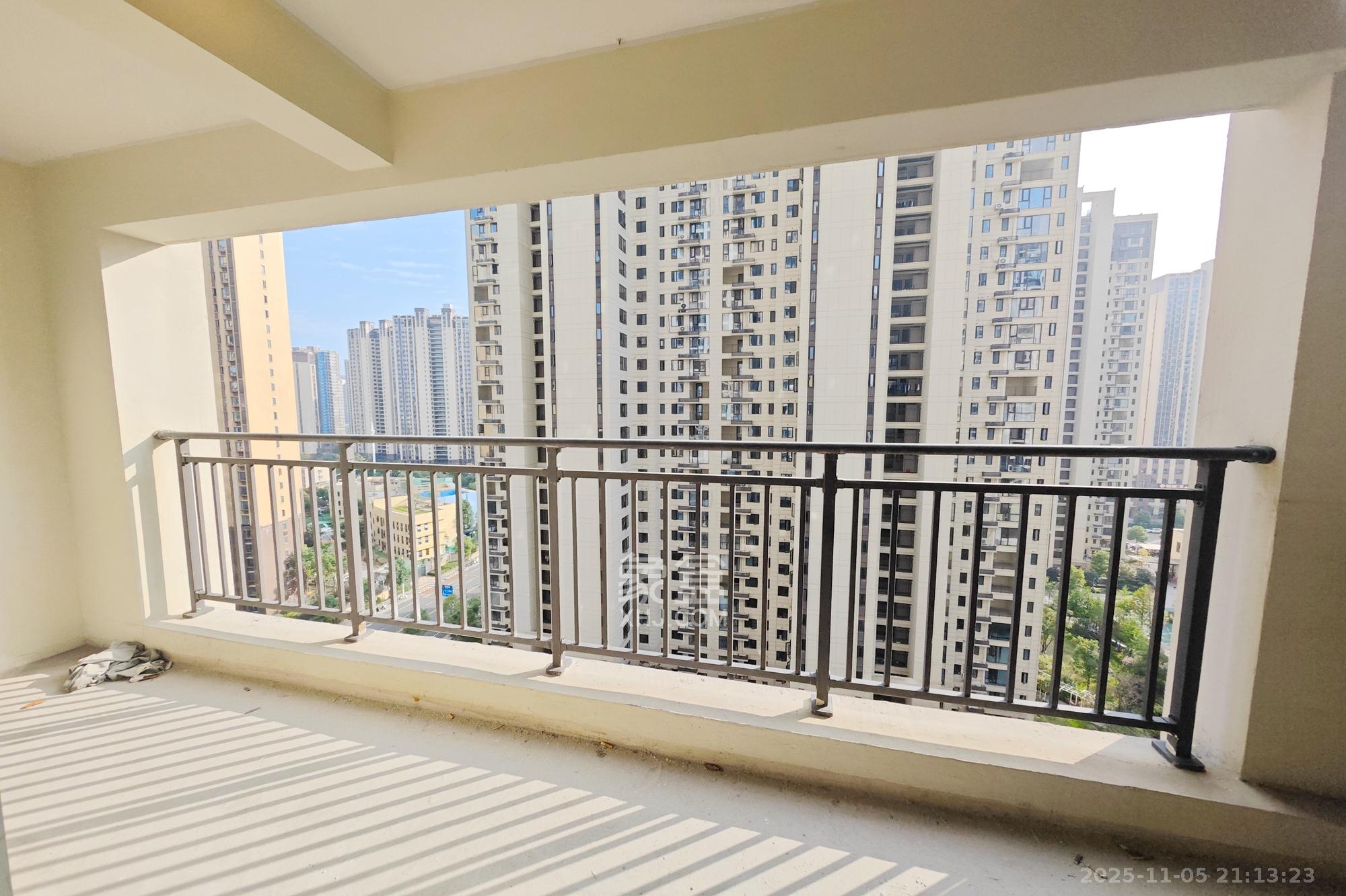 旭辉国悦府  4室2厅2卫    140.0万阳台