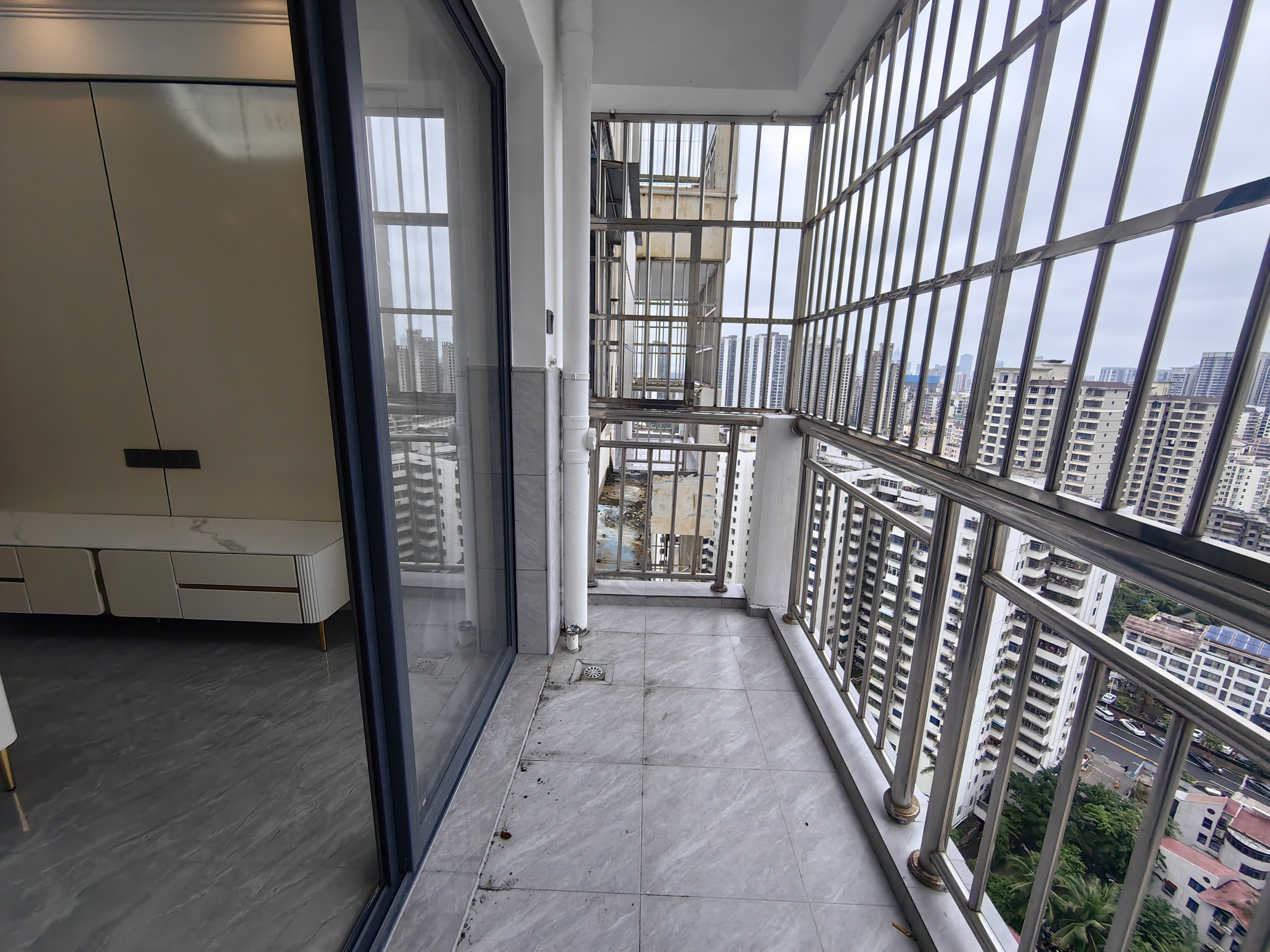 皇家花园 5室2厅2卫 123.0万 皇家花园 5室2厅2卫 123.0万客厅