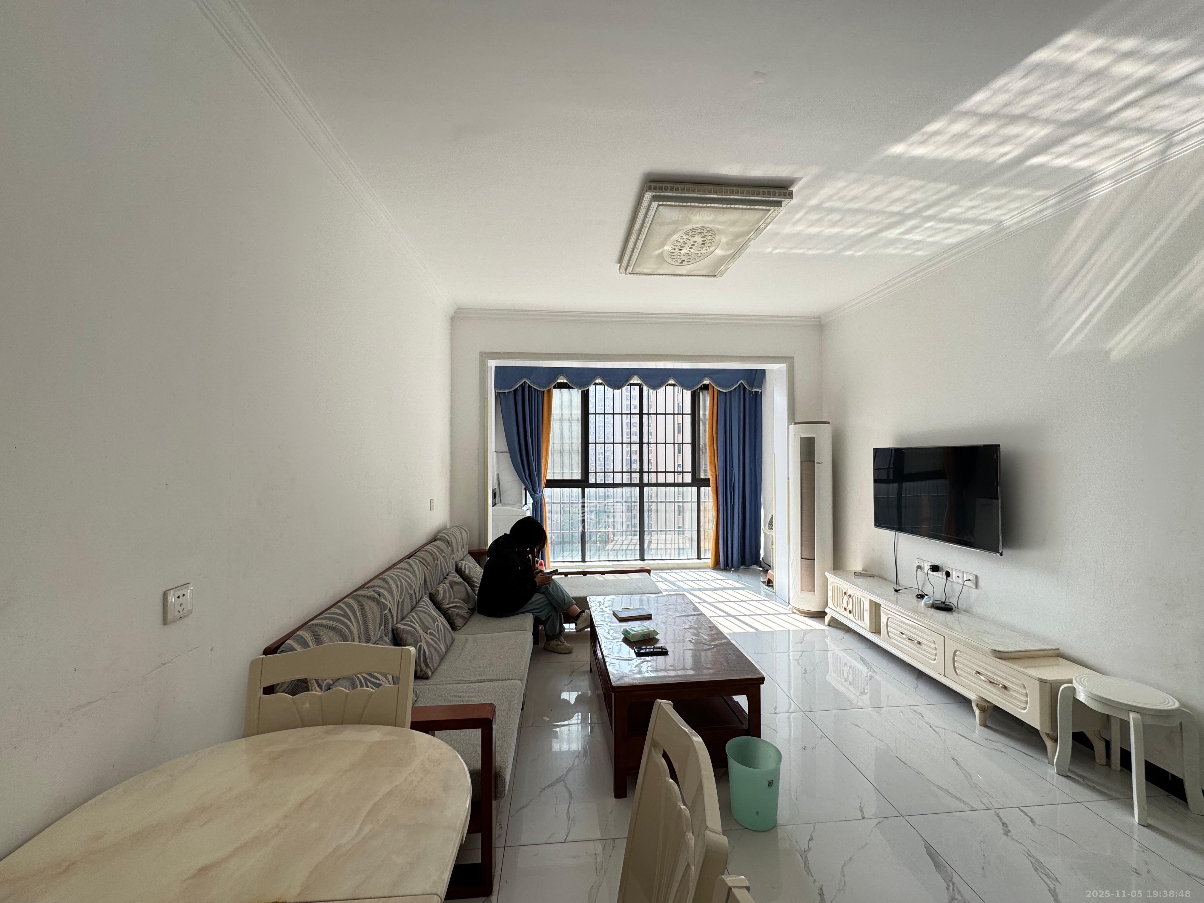 辉煌国际城二期  3室1厅1卫    2500.0元/月室内图