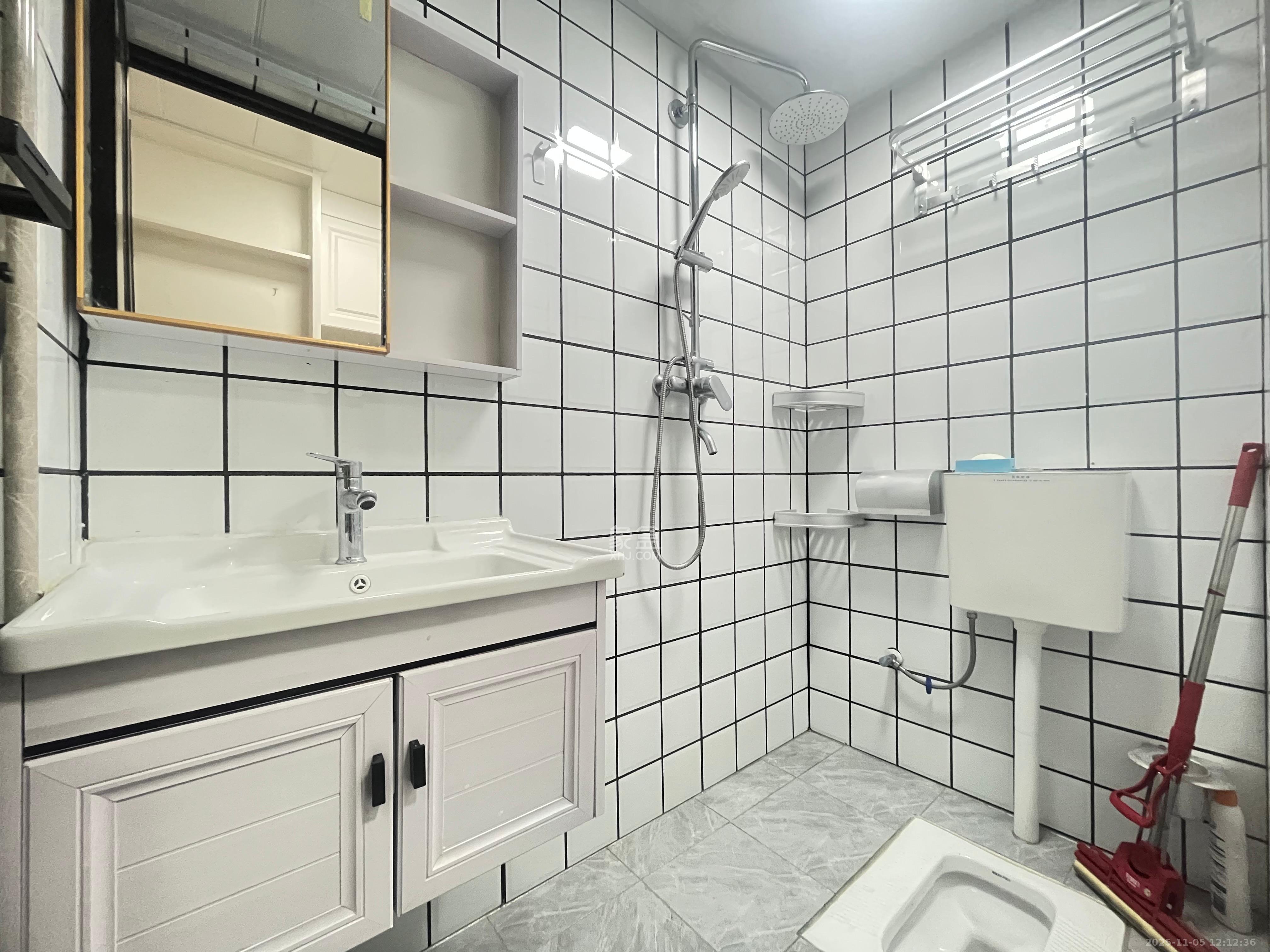 保利麓谷林语I区  1室1厅1卫    1500.0元/月室内图