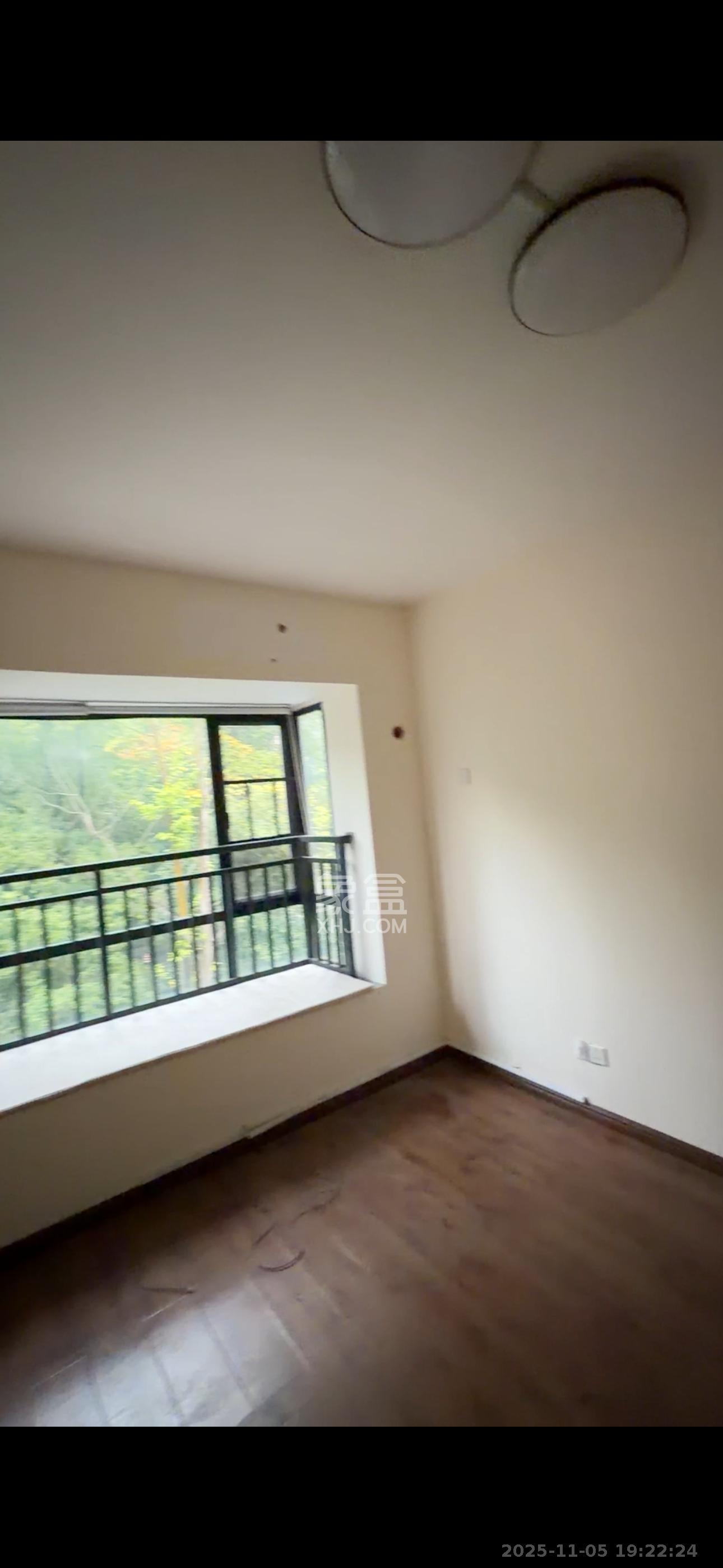 藏珑湖上国际花园  4室2厅2卫    6000.0元/月