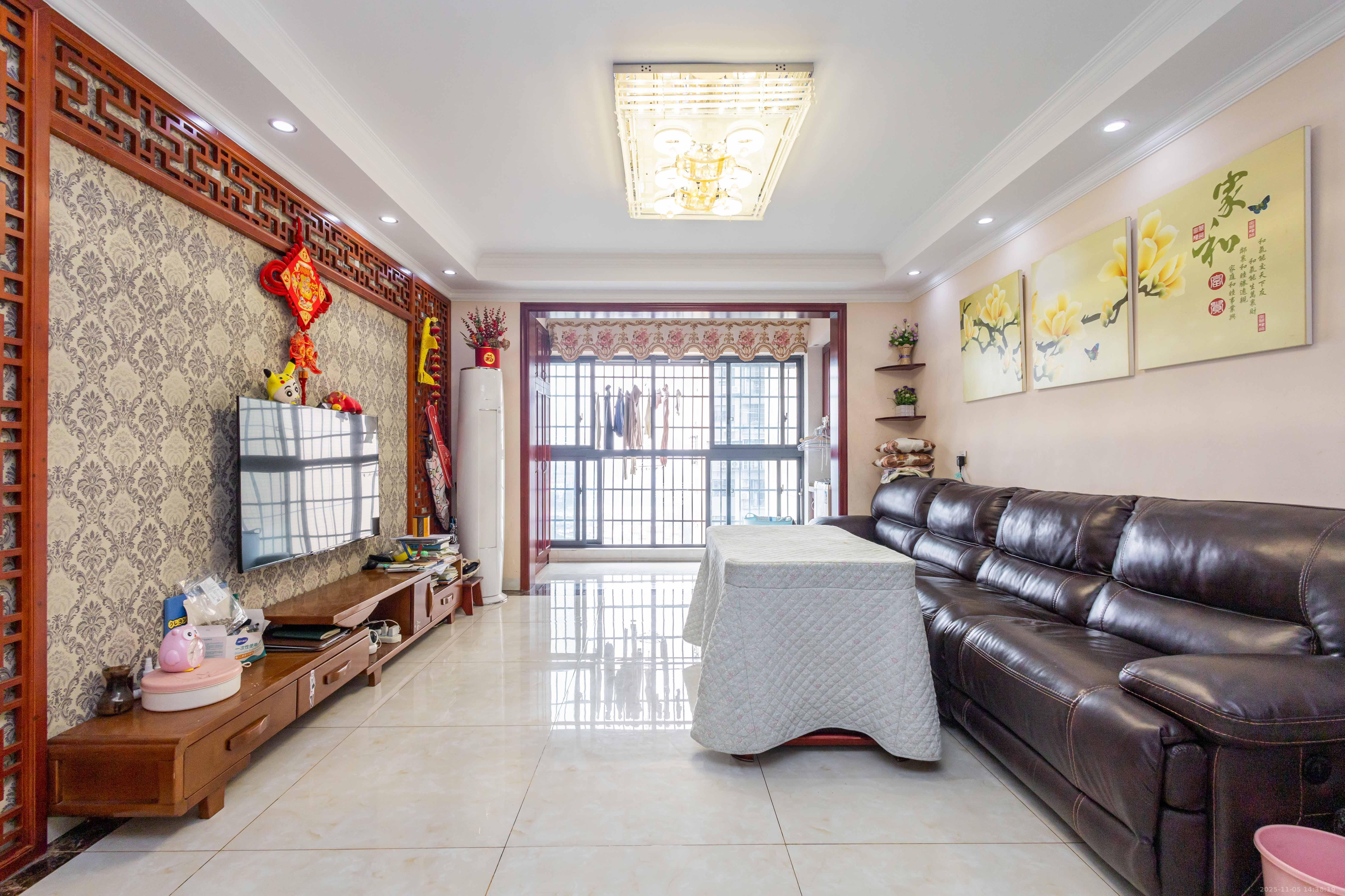 汇一城(汇壹公馆) 4室2厅2卫 108.0万 汇一城(汇壹公馆) 4室2厅2卫 108.0万客厅