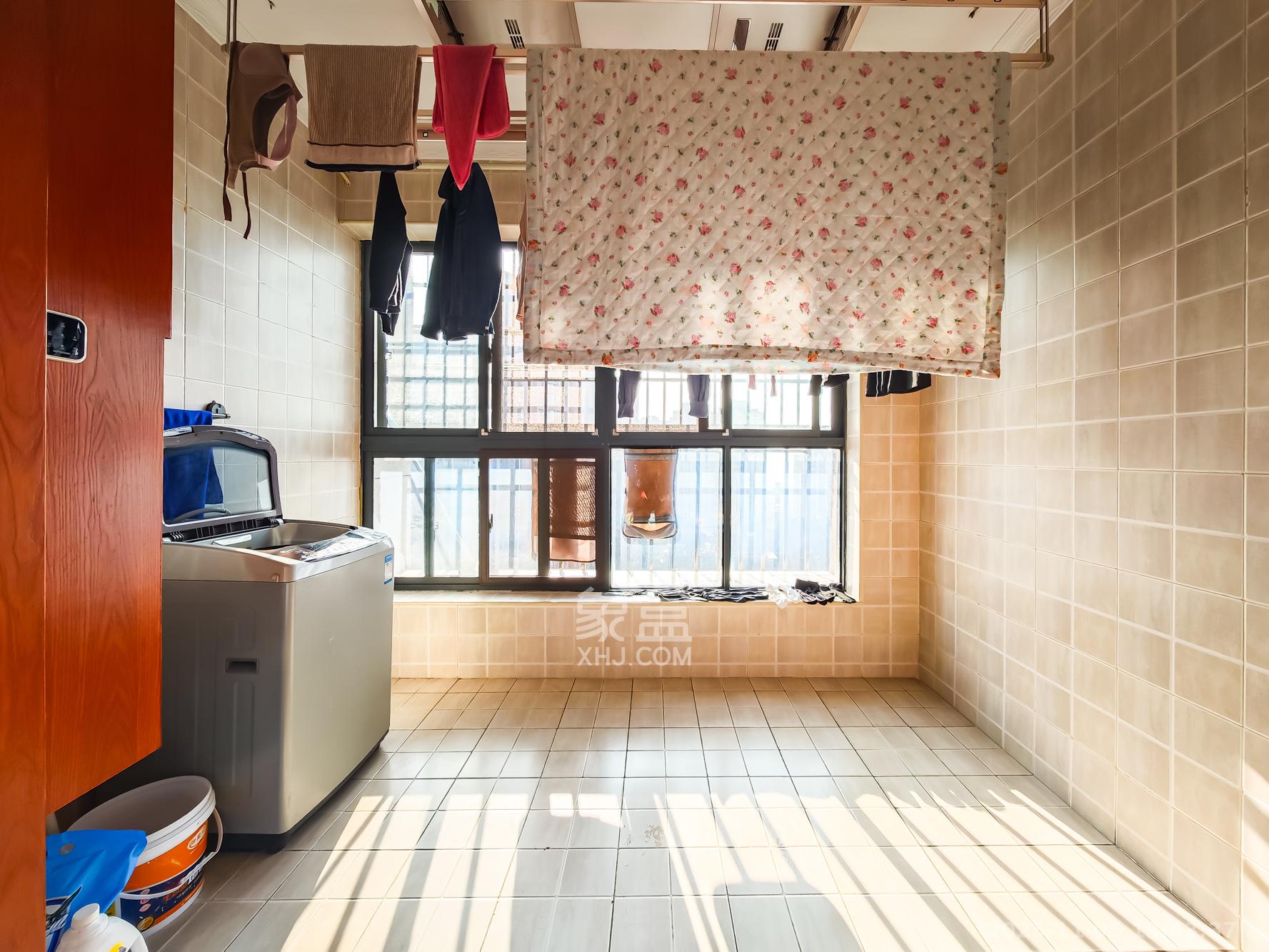 绿地海外滩一期 3室2厅1卫 68.0万 绿地海外滩一期 3室2厅1卫 68.0万阳台