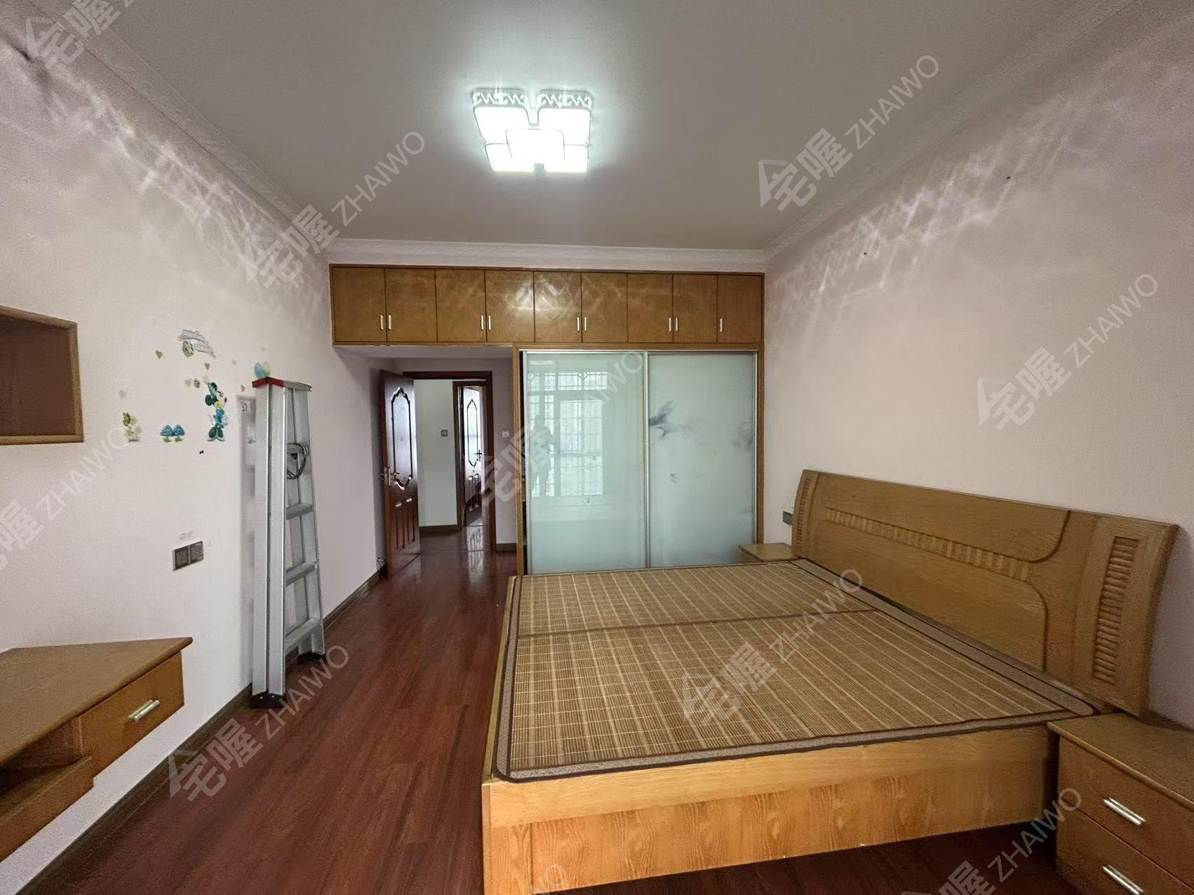 水木华庭  3室2厅2卫    47.8万客厅