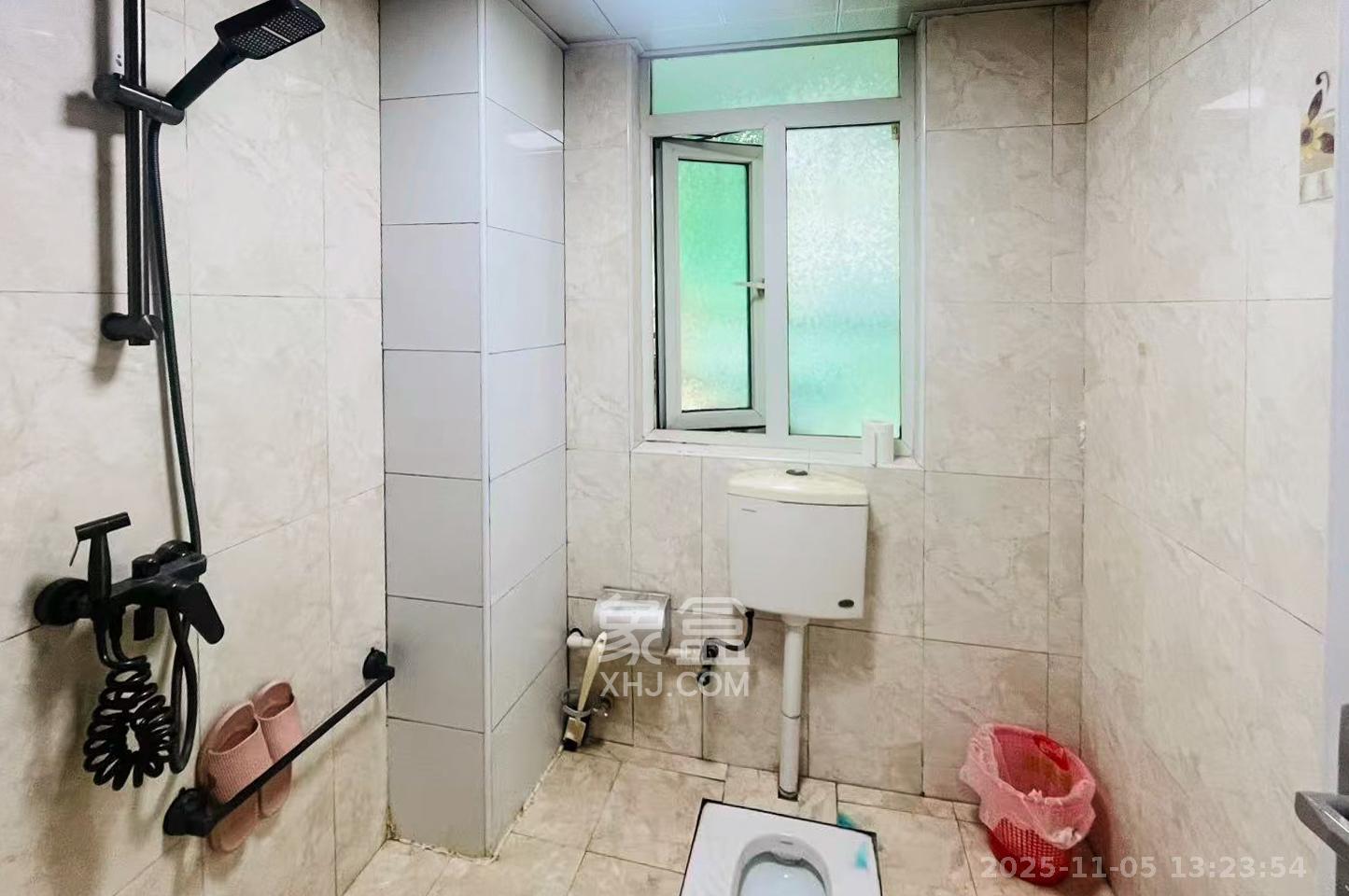 格林星城  4室2厅2卫    148.0万卫生间