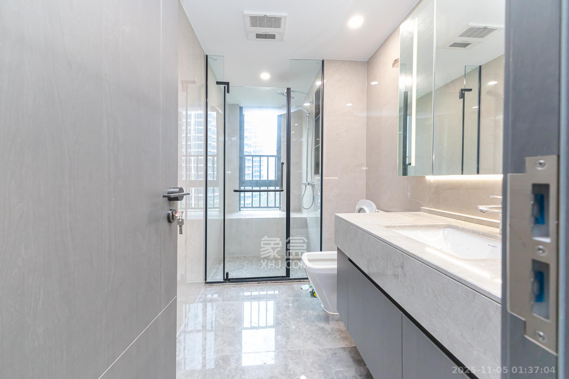 嘉臣道  4室2厅2卫    270.0万卫生间