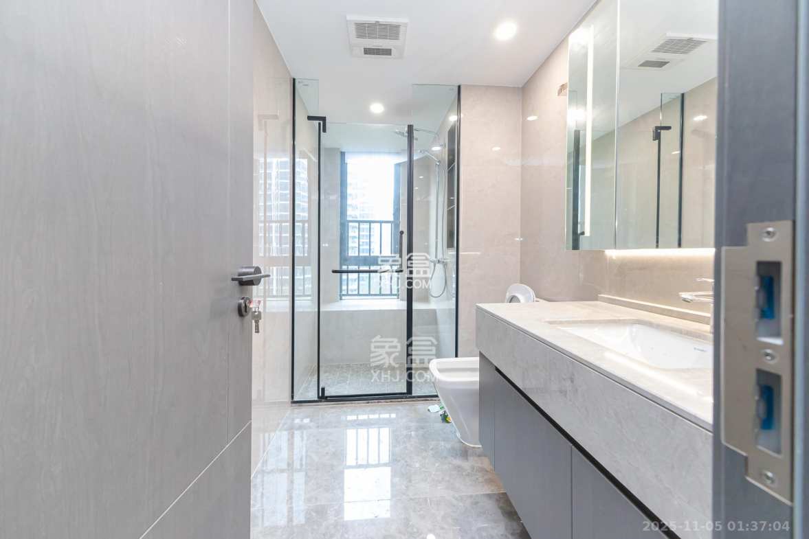 嘉臣道 4室2厅2卫 270.0万 嘉臣道 4室2厅2卫 270.0万卫生间