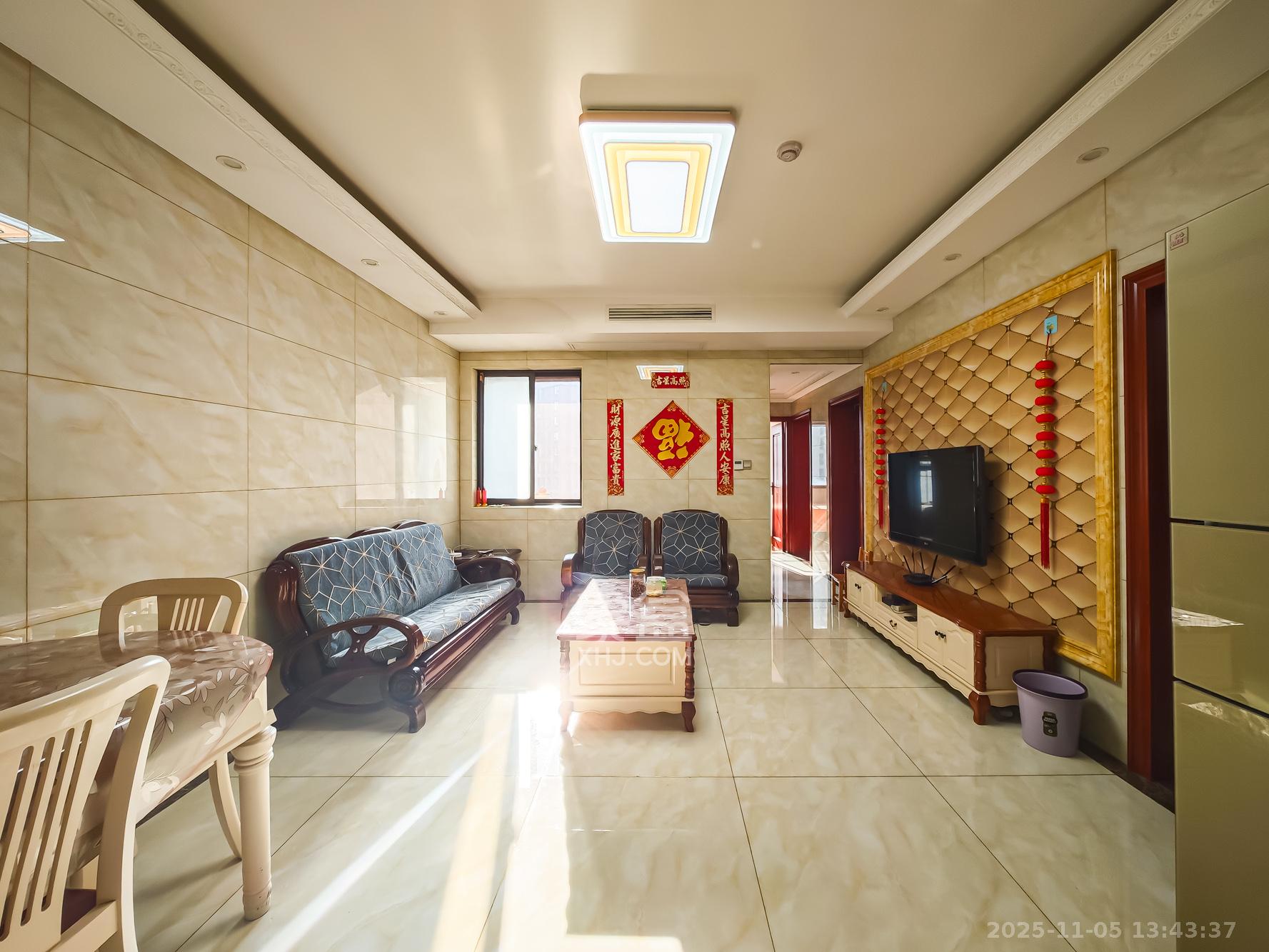 绿地海外滩一期  3室2厅1卫    68.0万客厅