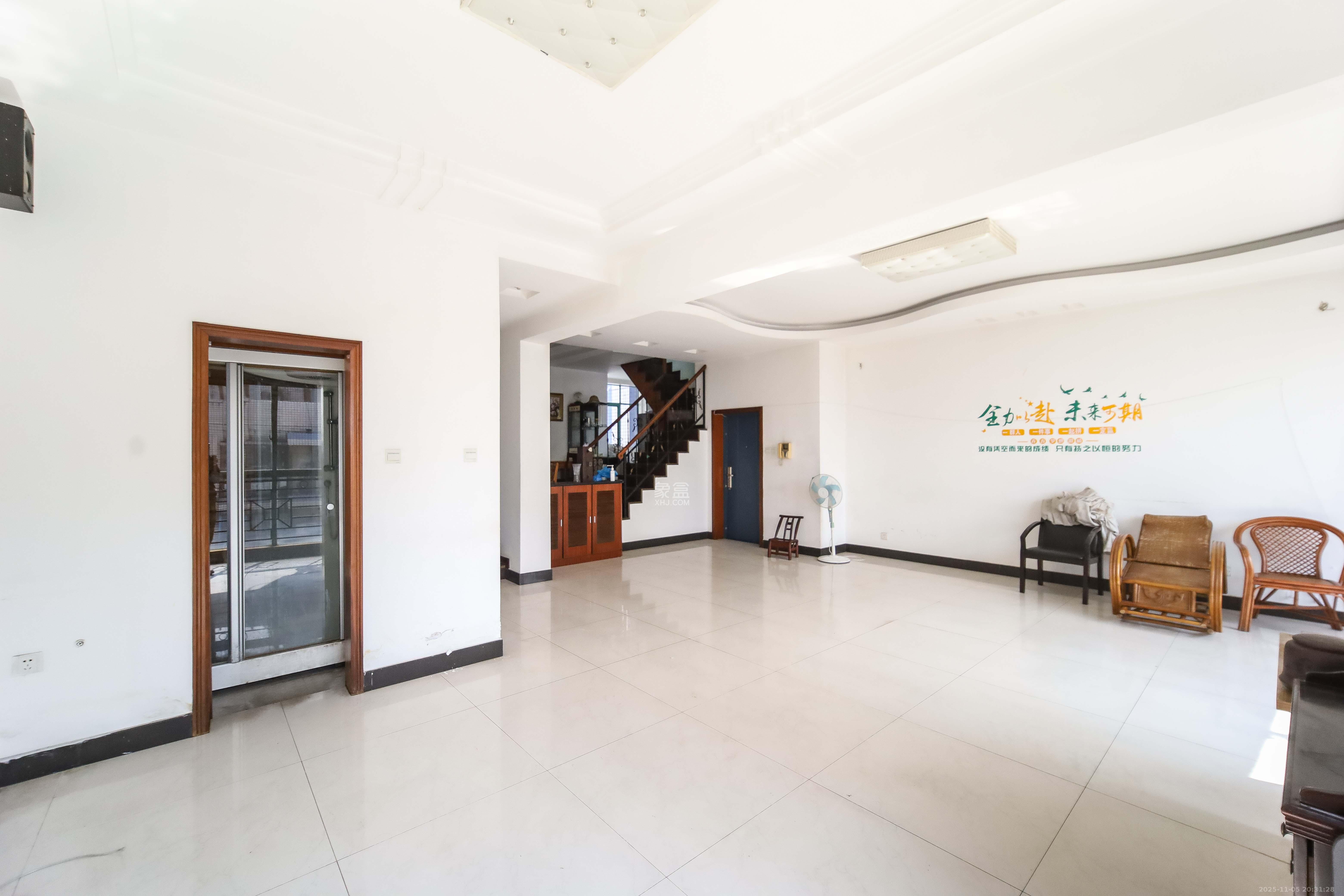 恒业雅苑  4室2厅2卫    152.0万客厅