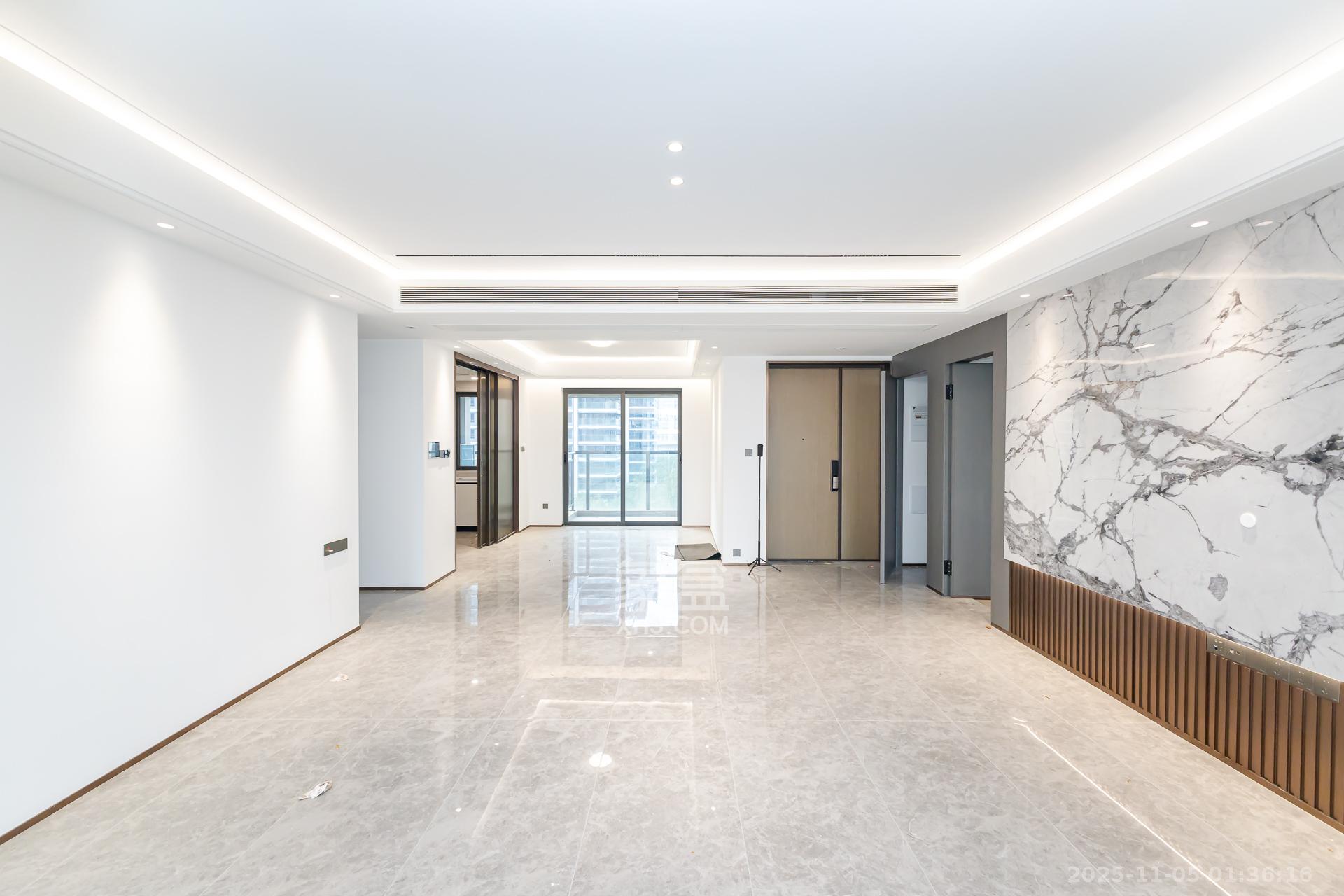 嘉臣道 4室2厅2卫 270.0万 嘉臣道 4室2厅2卫 270.0万客厅