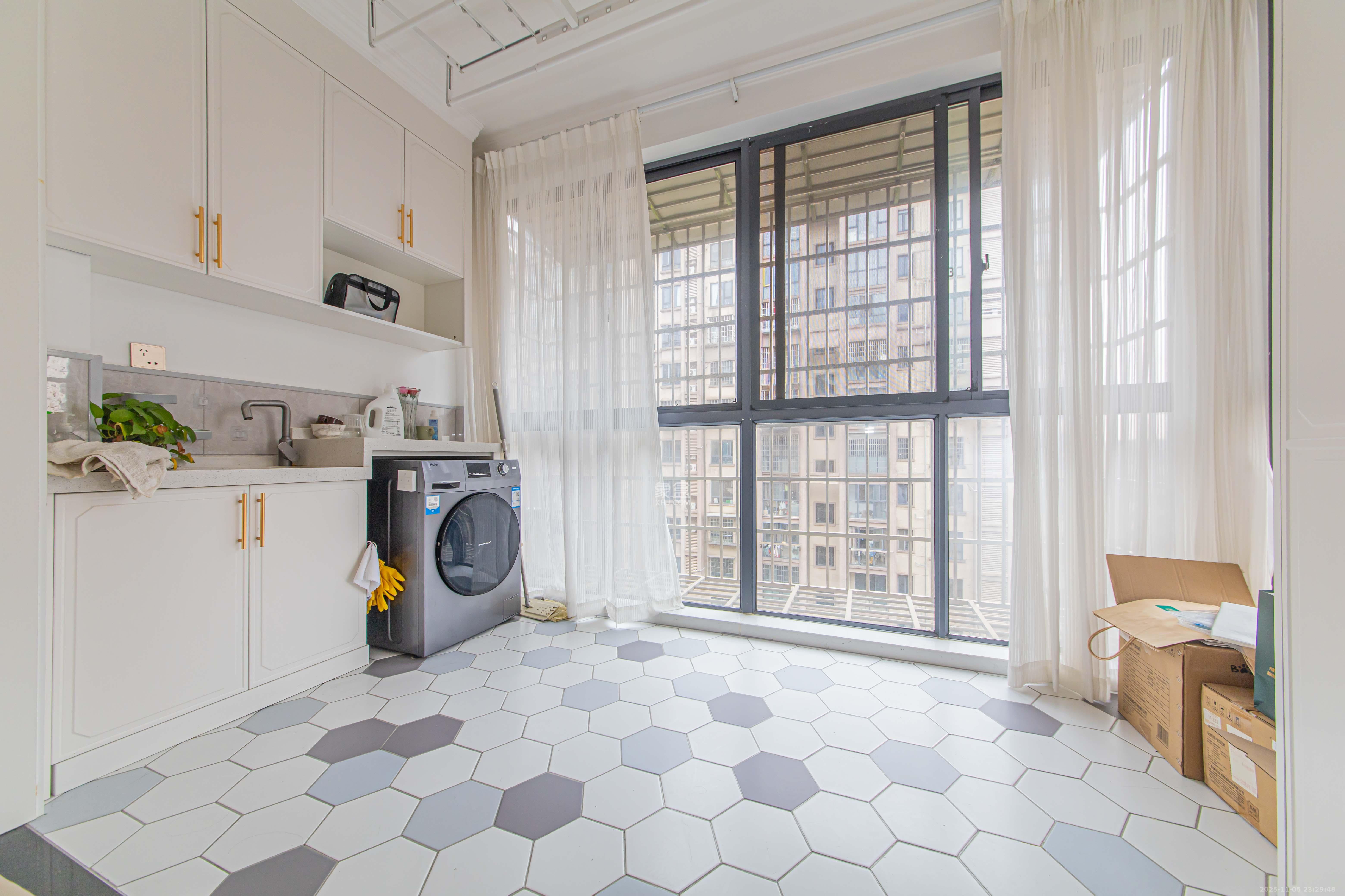 保利花园 1室2厅1卫 90.0万 保利花园 1室2厅1卫 90.0万阳台