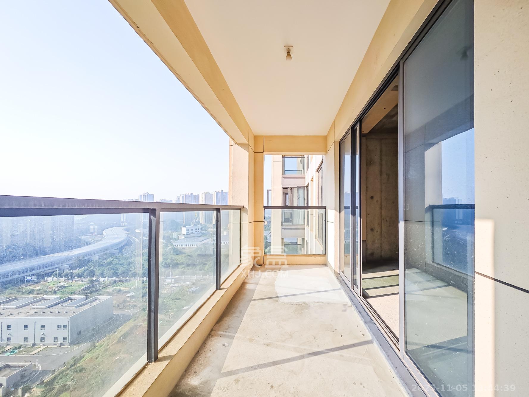 秀峰一品  5室2厅3卫    240.0万阳台