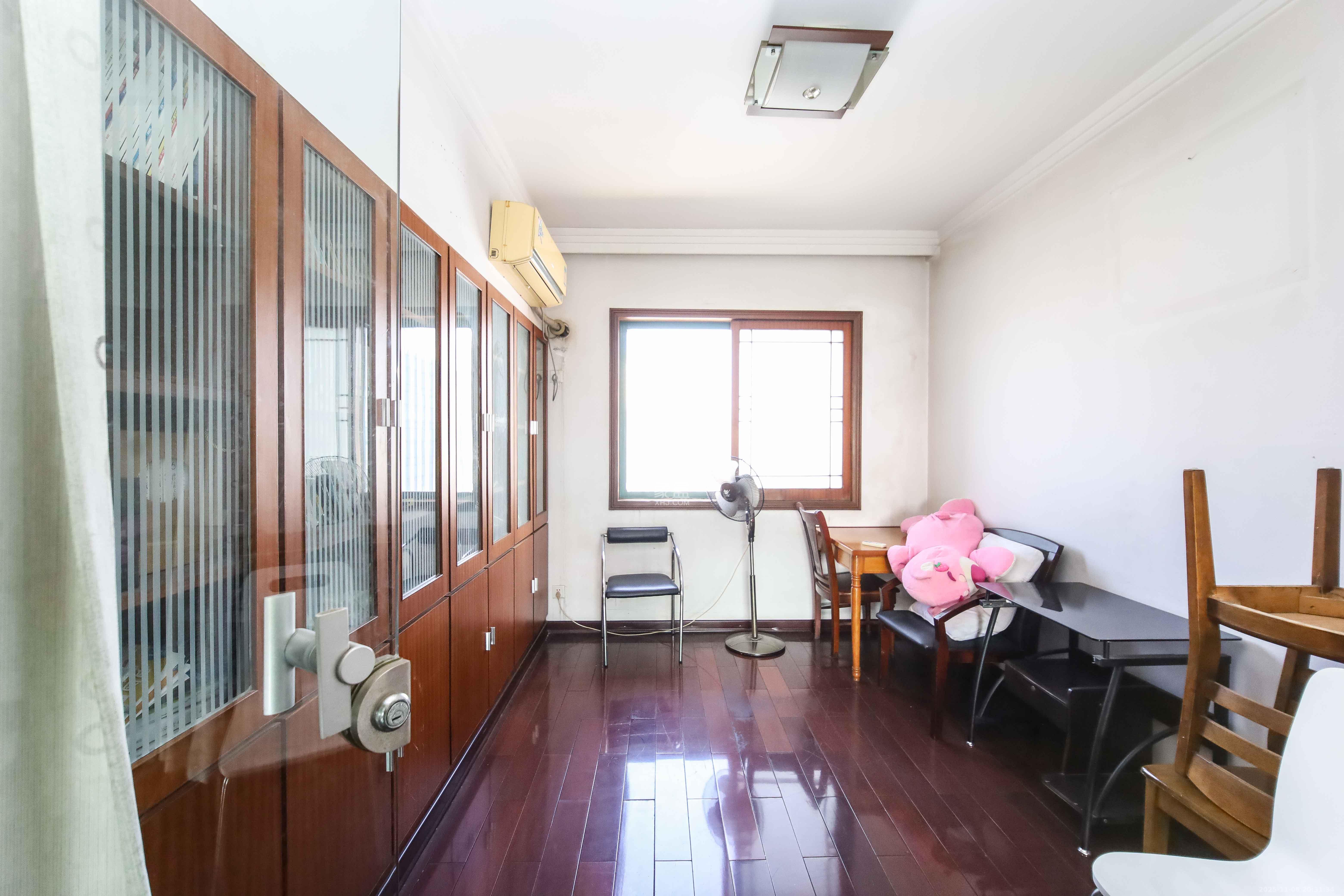 恒业雅苑  4室2厅2卫    152.0万卧室