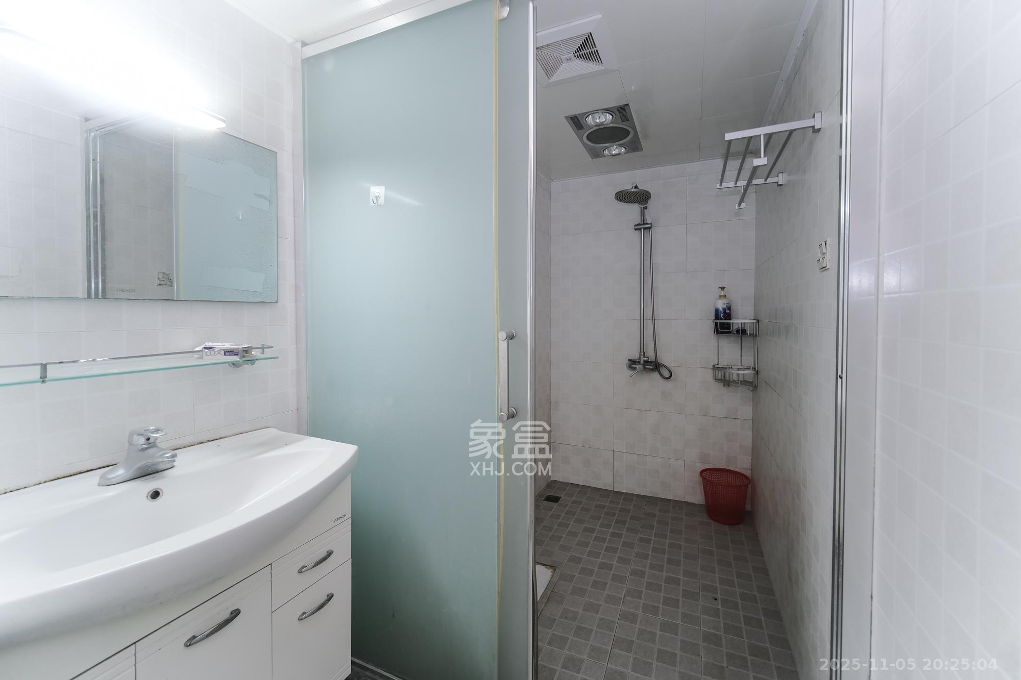 三一街区 3室2厅1卫 56.8万 三一街区 3室2厅1卫 56.8万卫生间