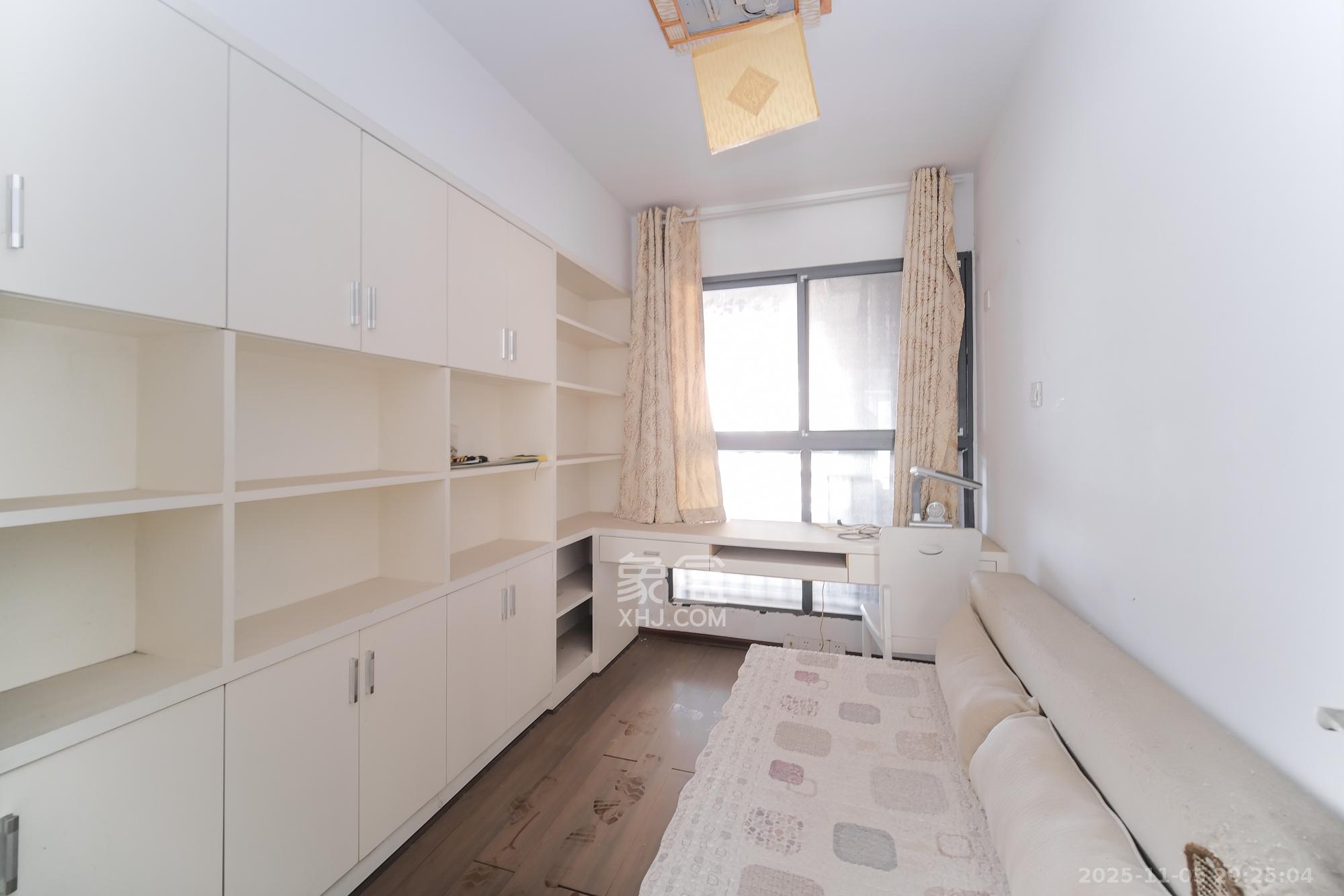 三一街区 3室2厅1卫 56.8万 三一街区 3室2厅1卫 56.8万卧室