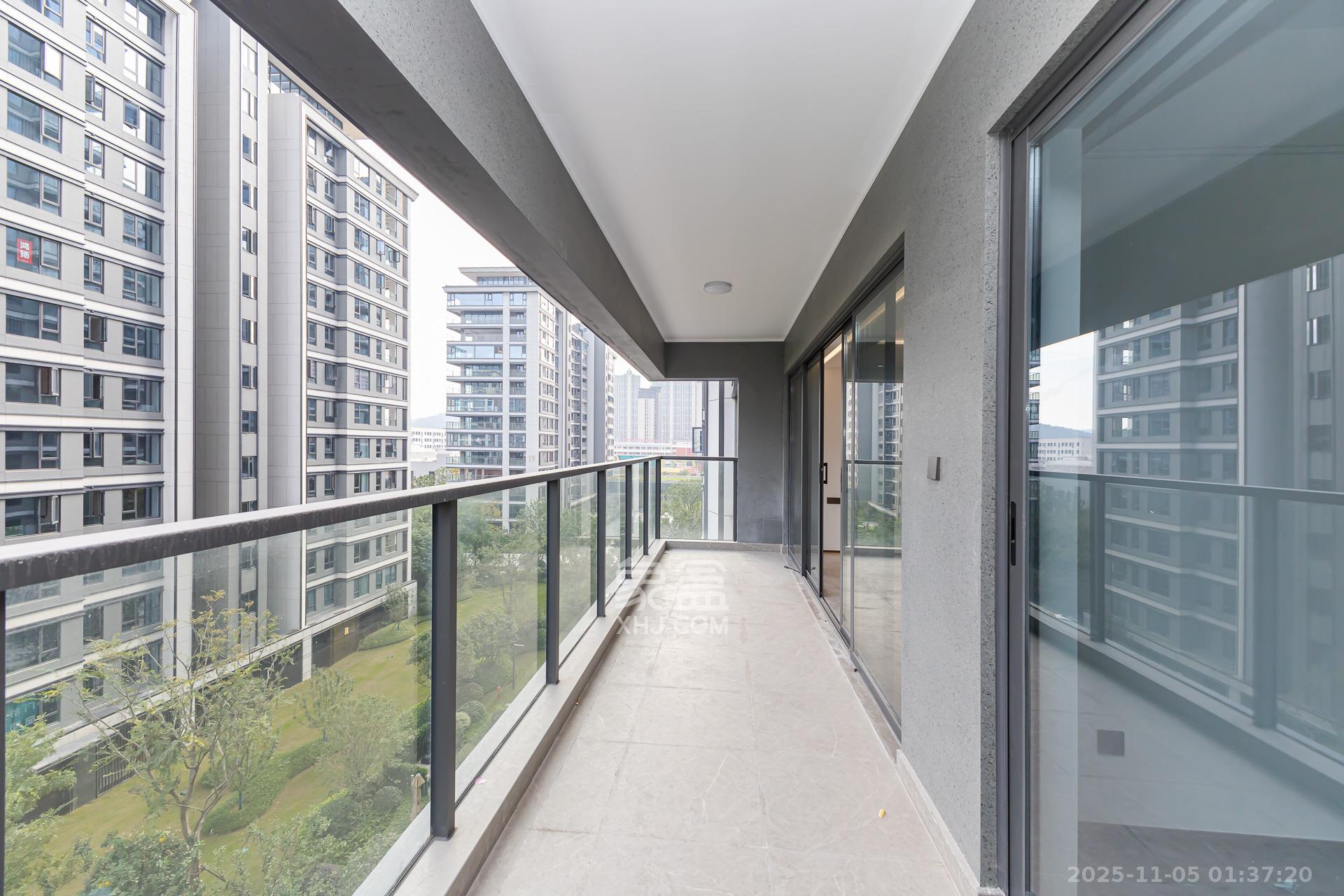 嘉臣道  4室2厅2卫    270.0万阳台