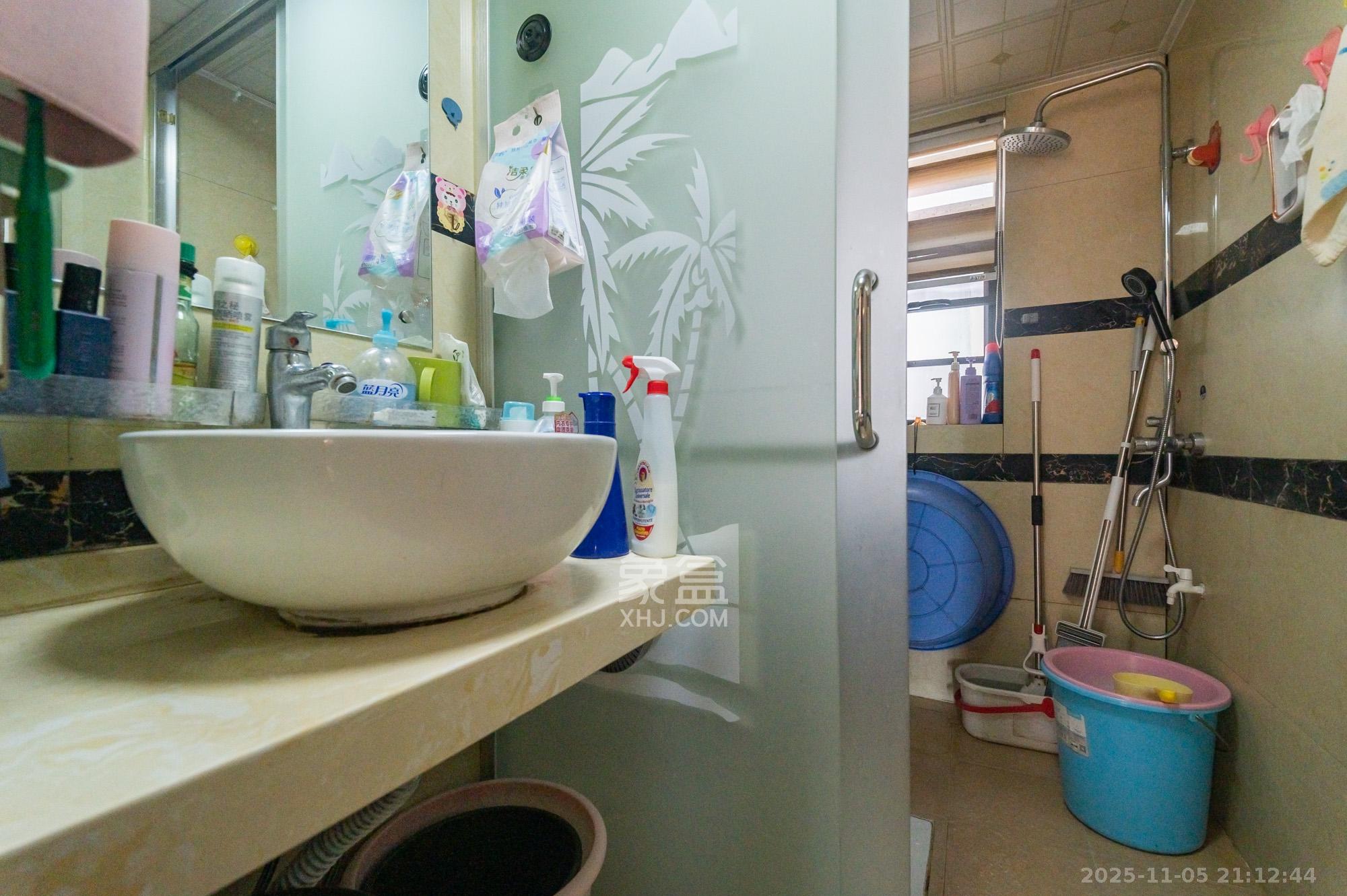 海伦春天  4室2厅2卫    91.8万卫生间