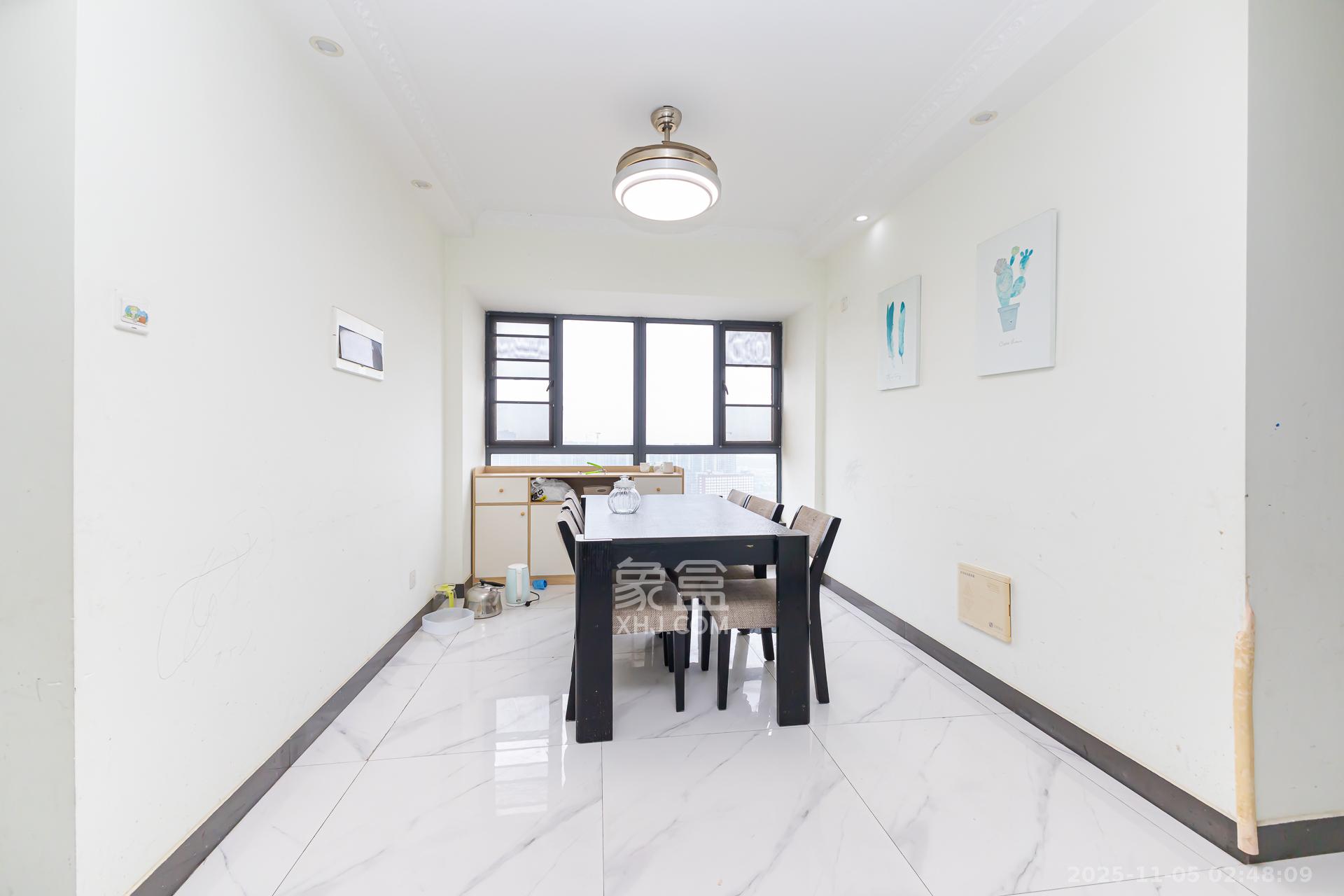 勤诚达新界 1室2厅1卫 114.0万 勤诚达新界 1室2厅1卫 114.0万客厅