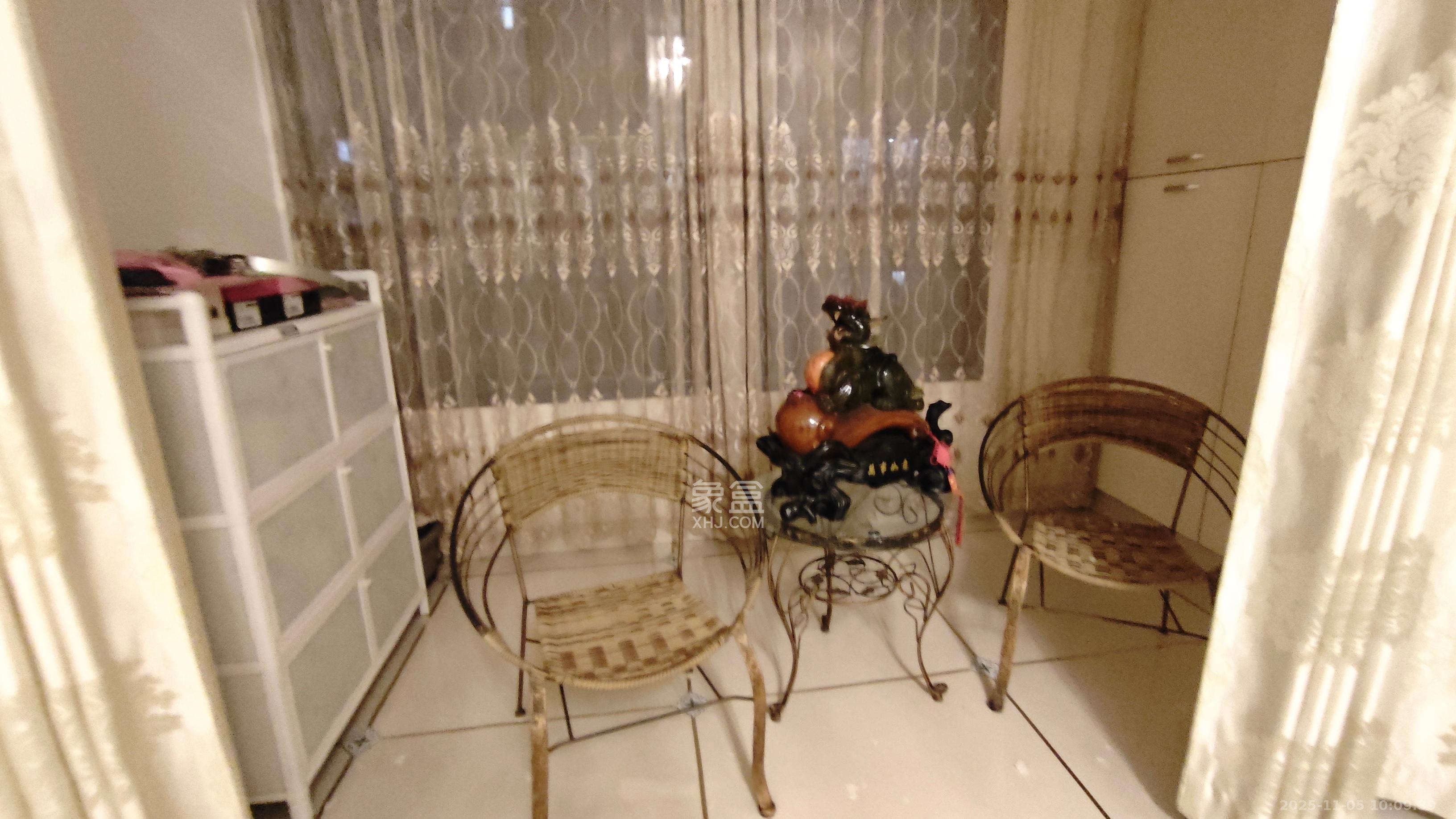 湘电友谊一号  4室2厅2卫    55.0万客厅