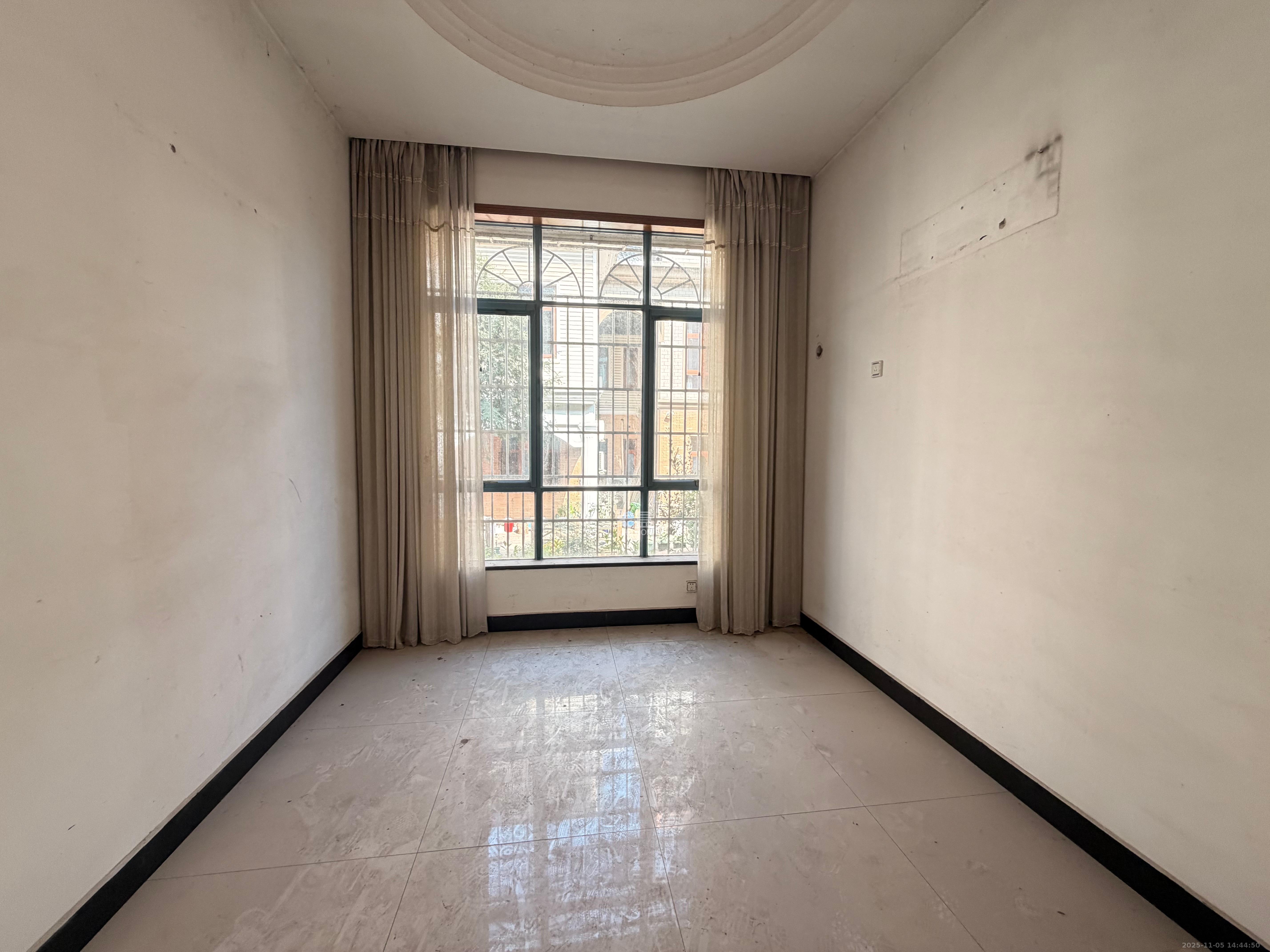 湘龙家园 5室2厅2卫 3000.0元/月 湘龙家园 5室2厅2卫 3000.0元/月室内图