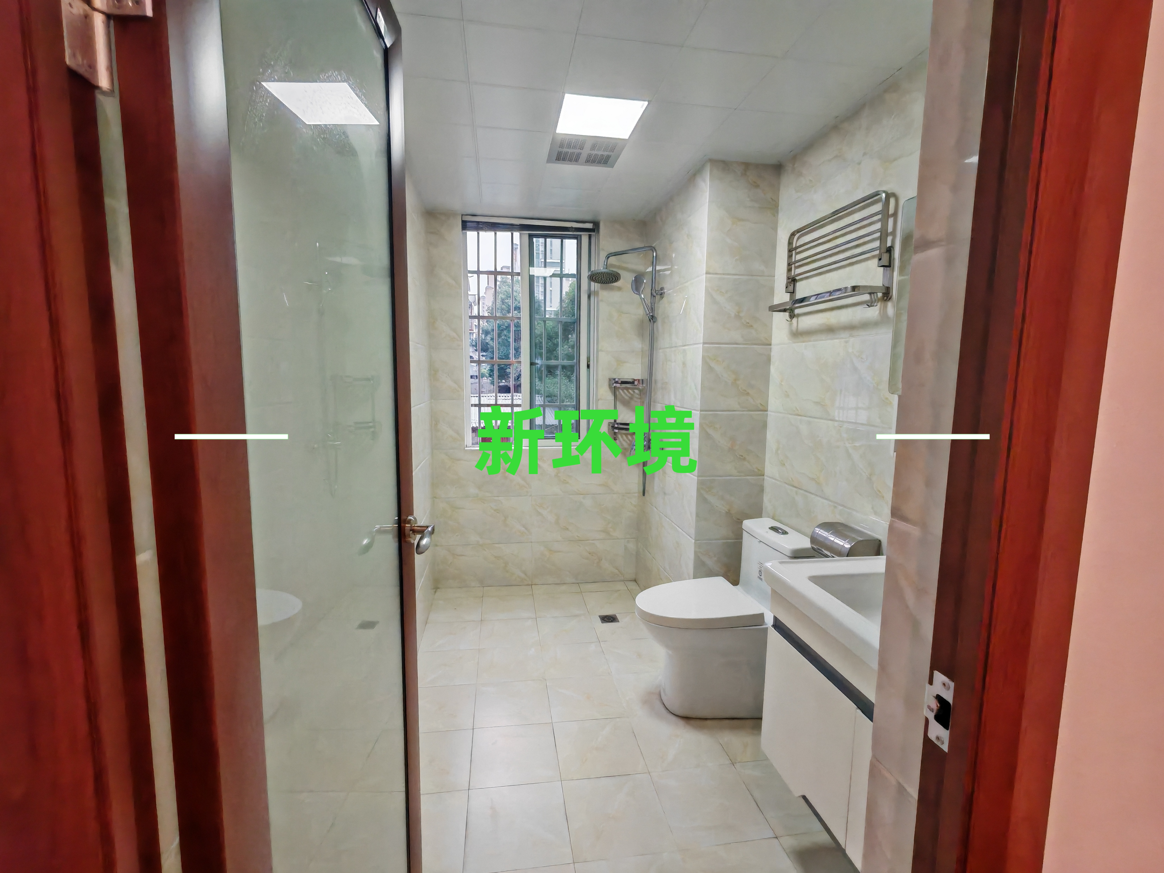 阳光水岸  4室2厅2卫    70.0万客厅