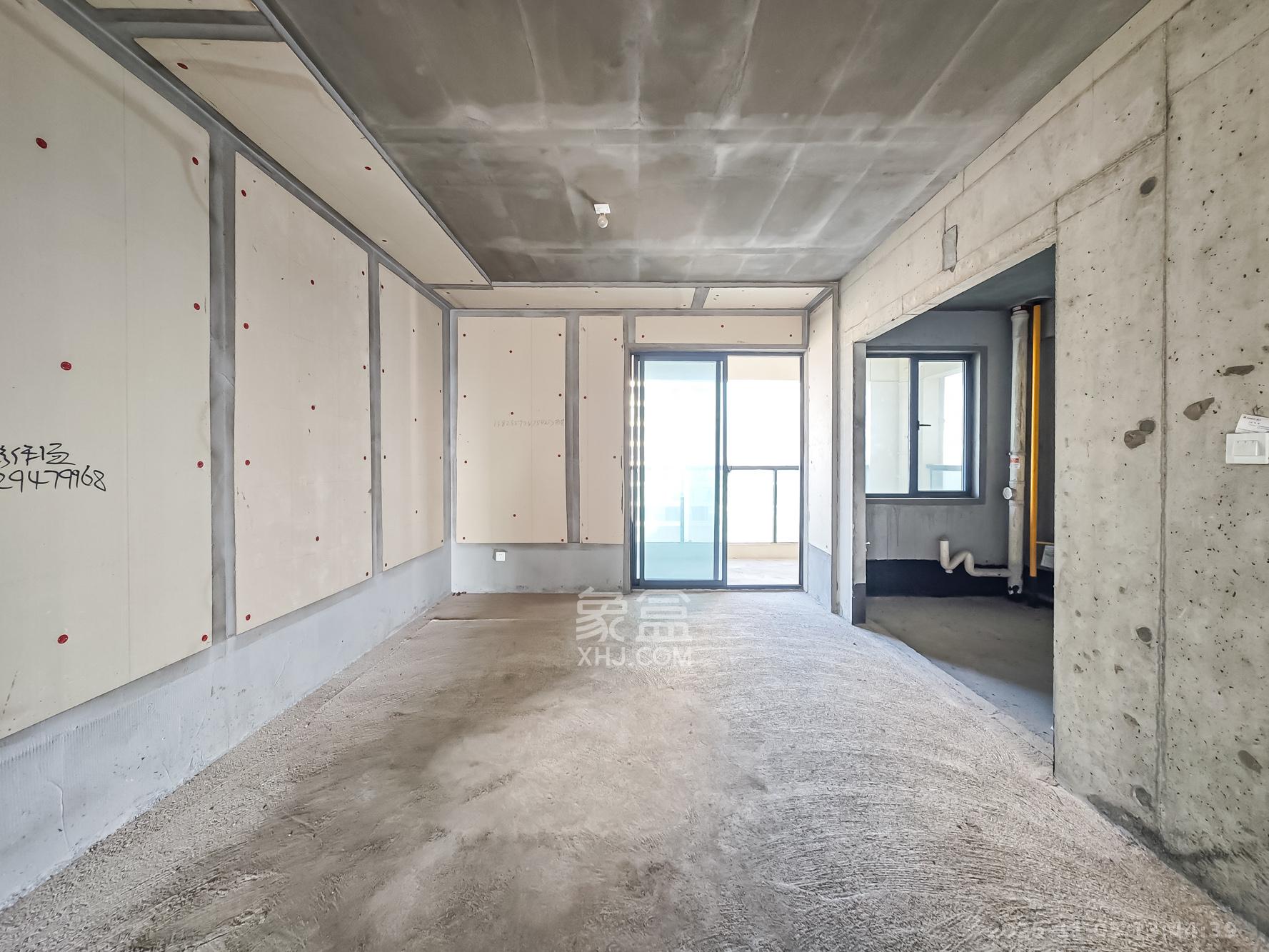 秀峰一品  5室2厅3卫    240.0万客厅