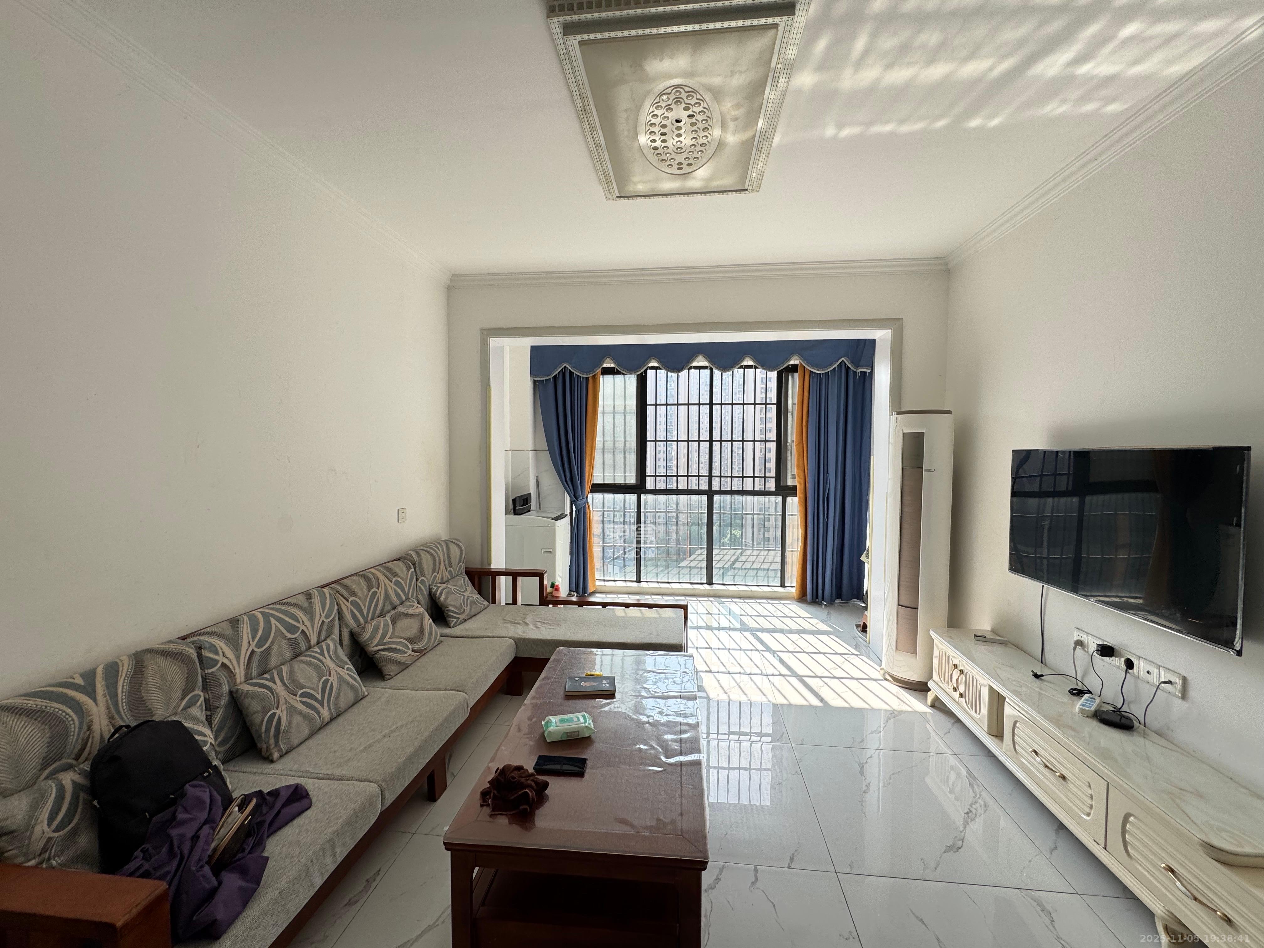 辉煌国际城二期  3室1厅1卫    2500.0元/月室内图1