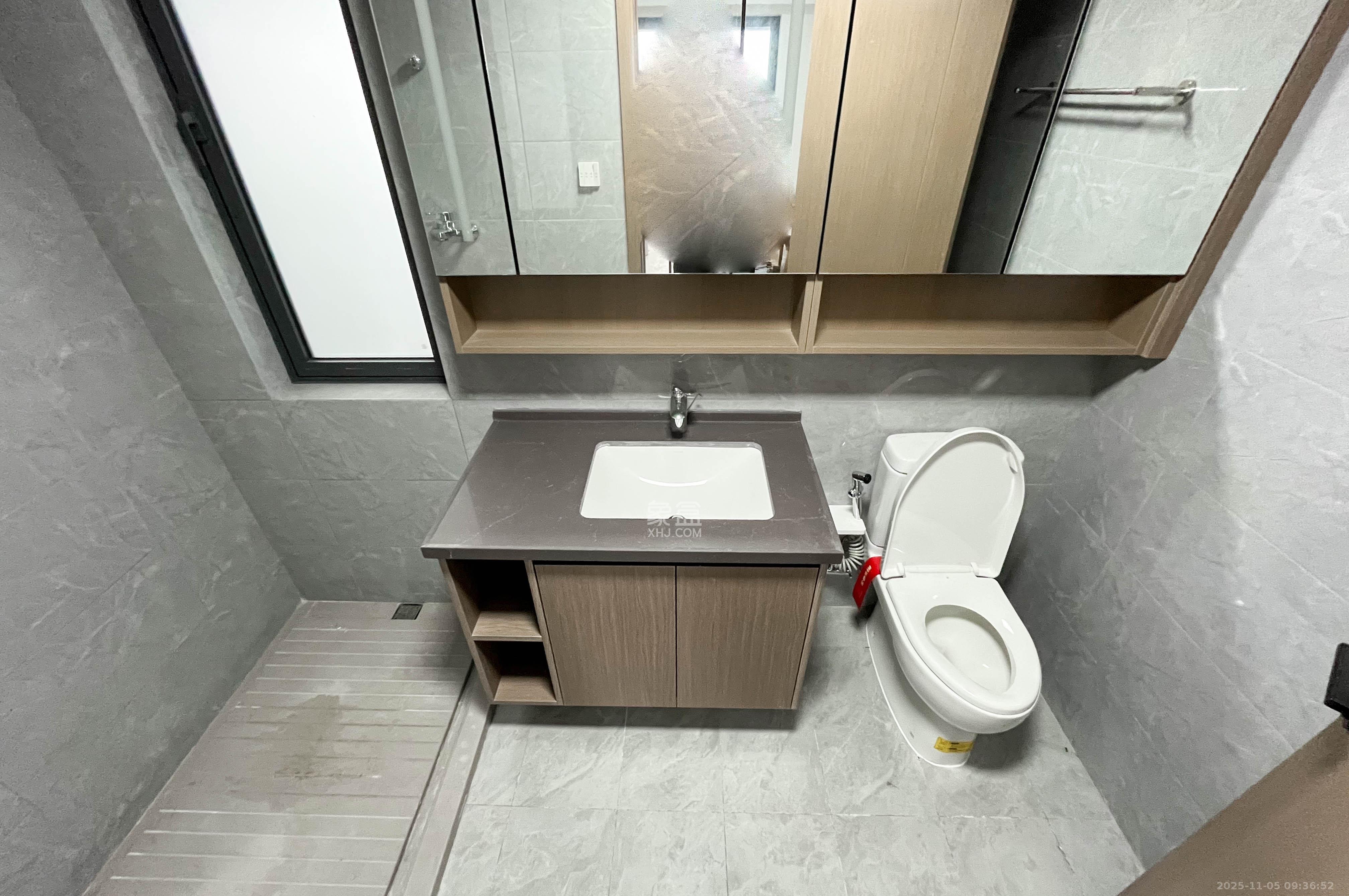 金地峯范  4室2厅2卫    280.0万卫生间