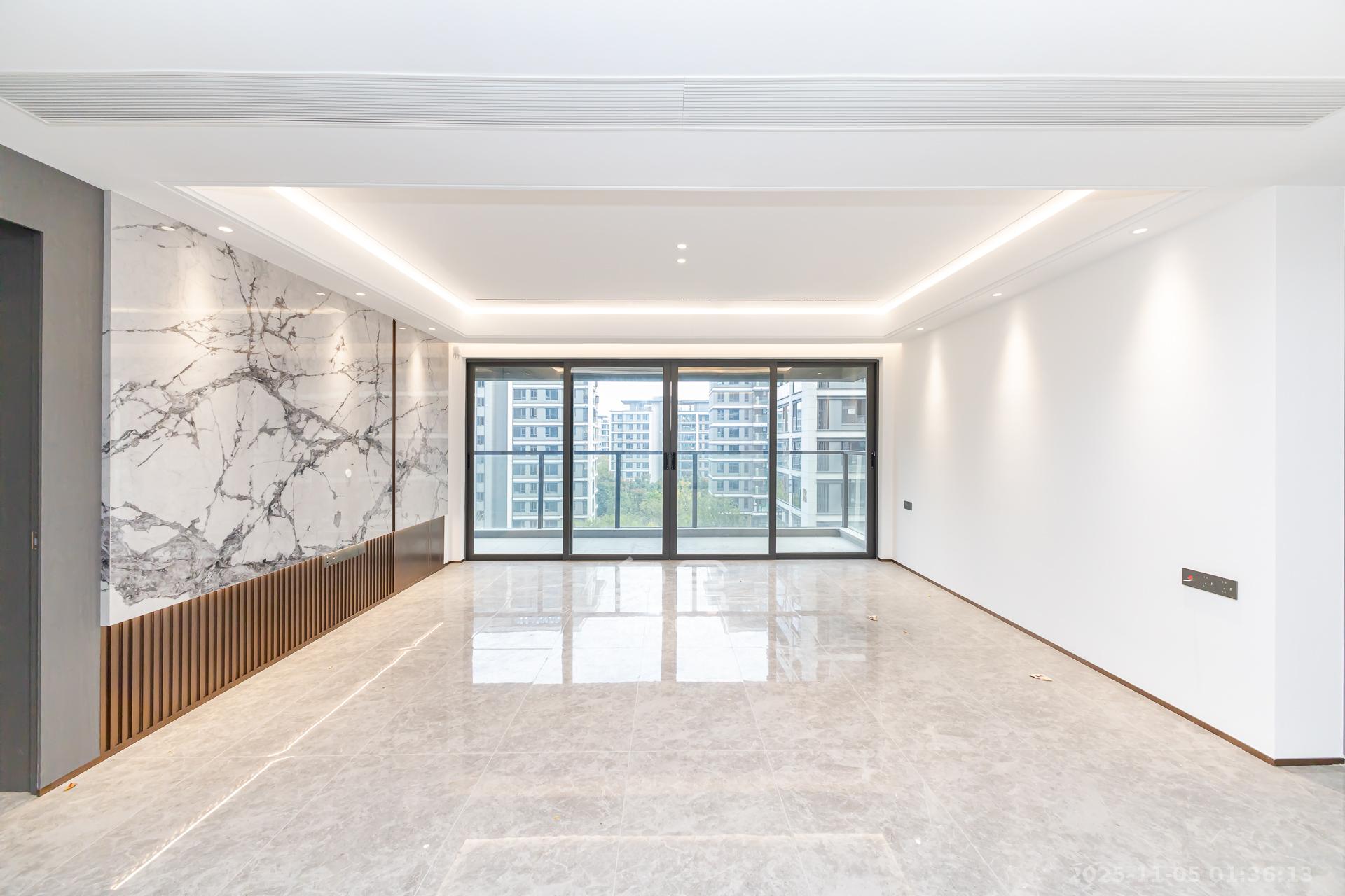 嘉臣道 4室2厅2卫 270.0万 嘉臣道 4室2厅2卫 270.0万客厅