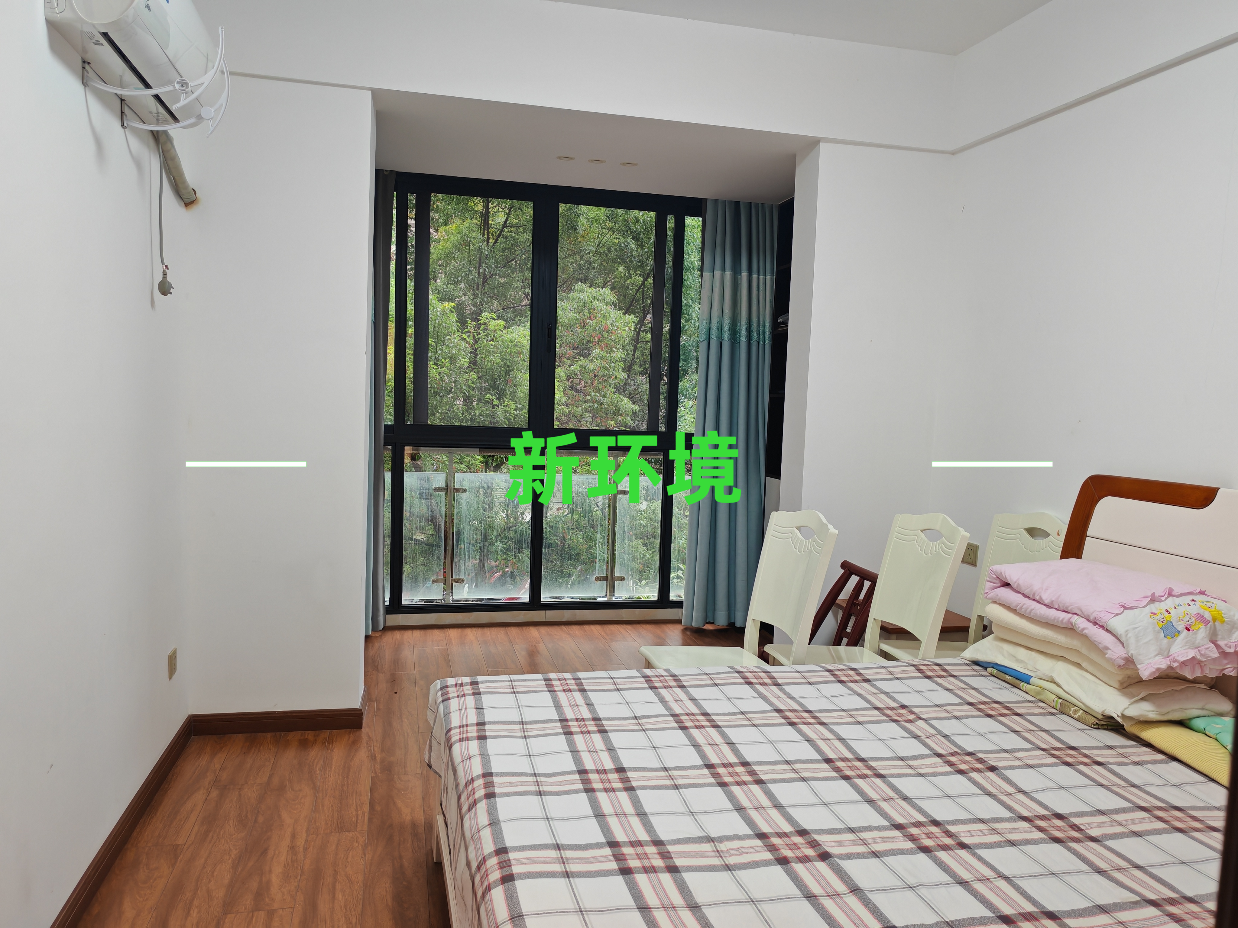 阳光水岸  4室2厅2卫    70.0万客厅