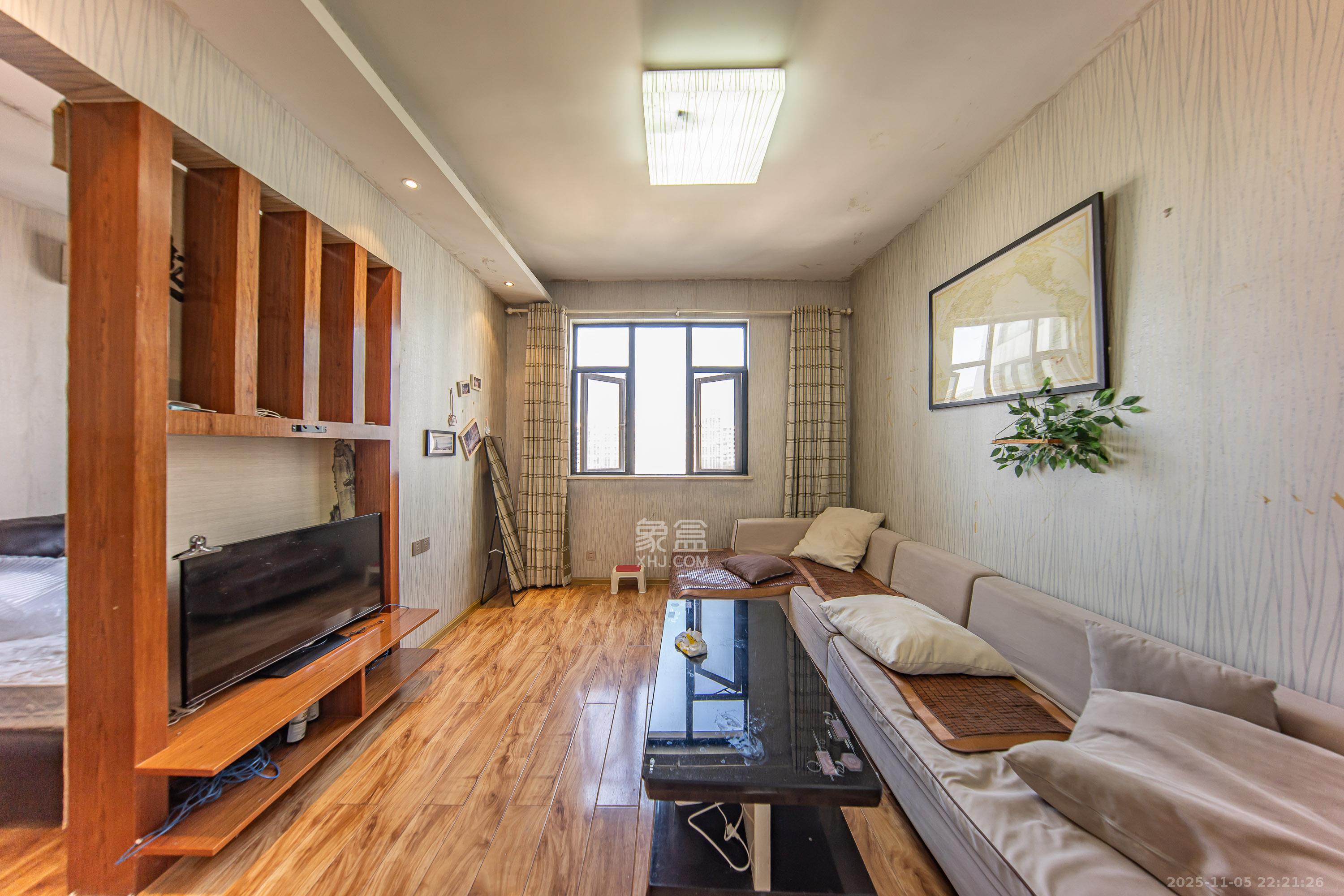 阳光100三期 1室1厅1卫 55.0万 阳光100三期 1室1厅1卫 55.0万客厅