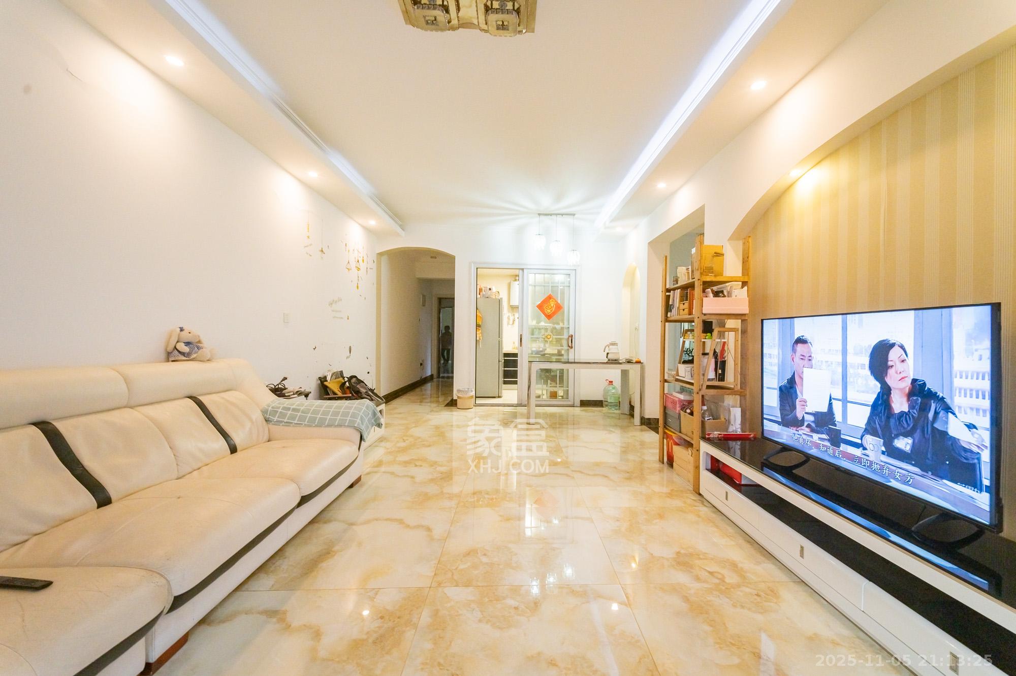 华润凤凰城二期 3室2厅1卫 73.0万 华润凤凰城二期 3室2厅1卫 73.0万客厅