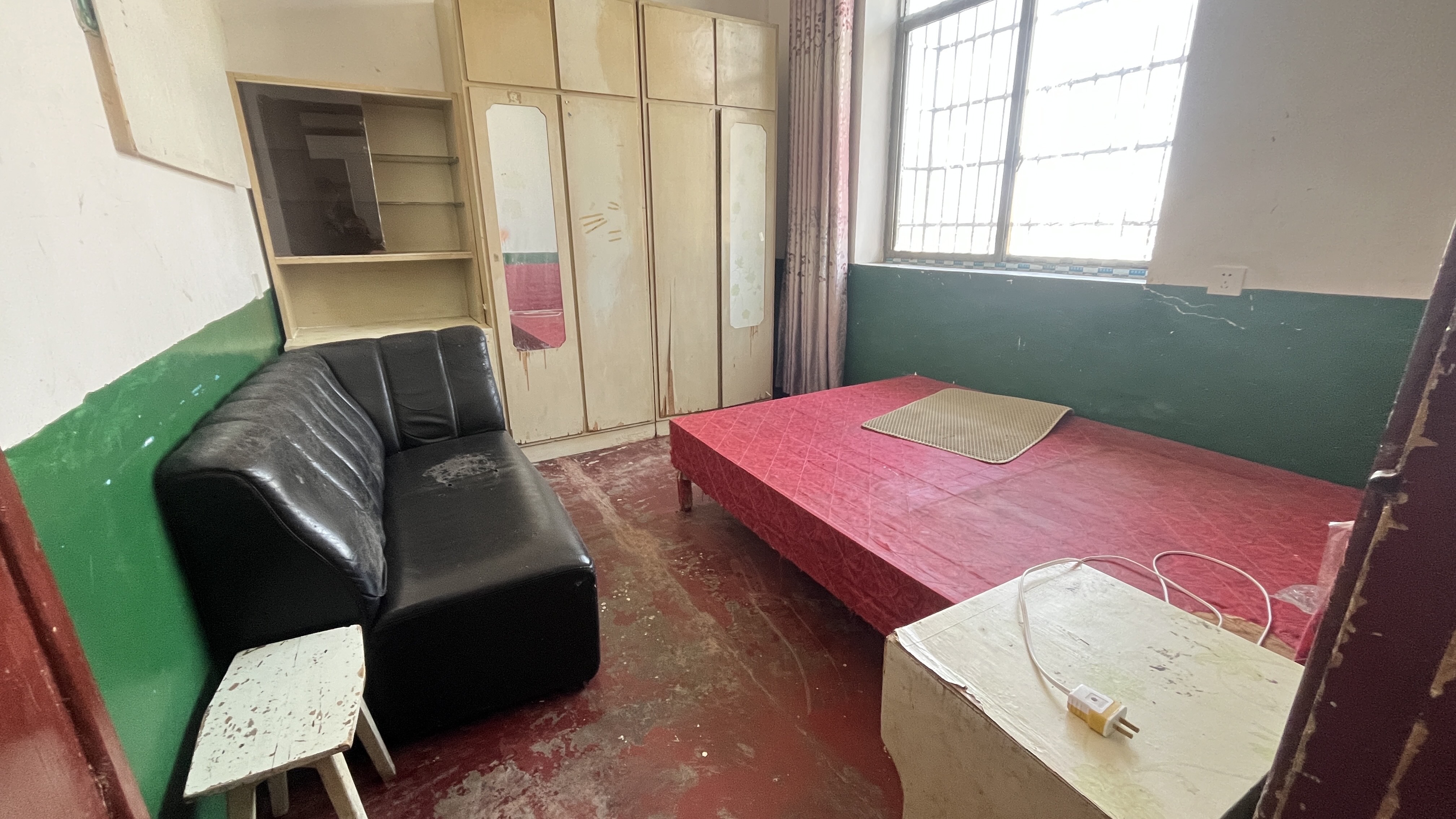 梓园社区(麻纺厂宿舍)  2室1厅1卫    10.8万客厅