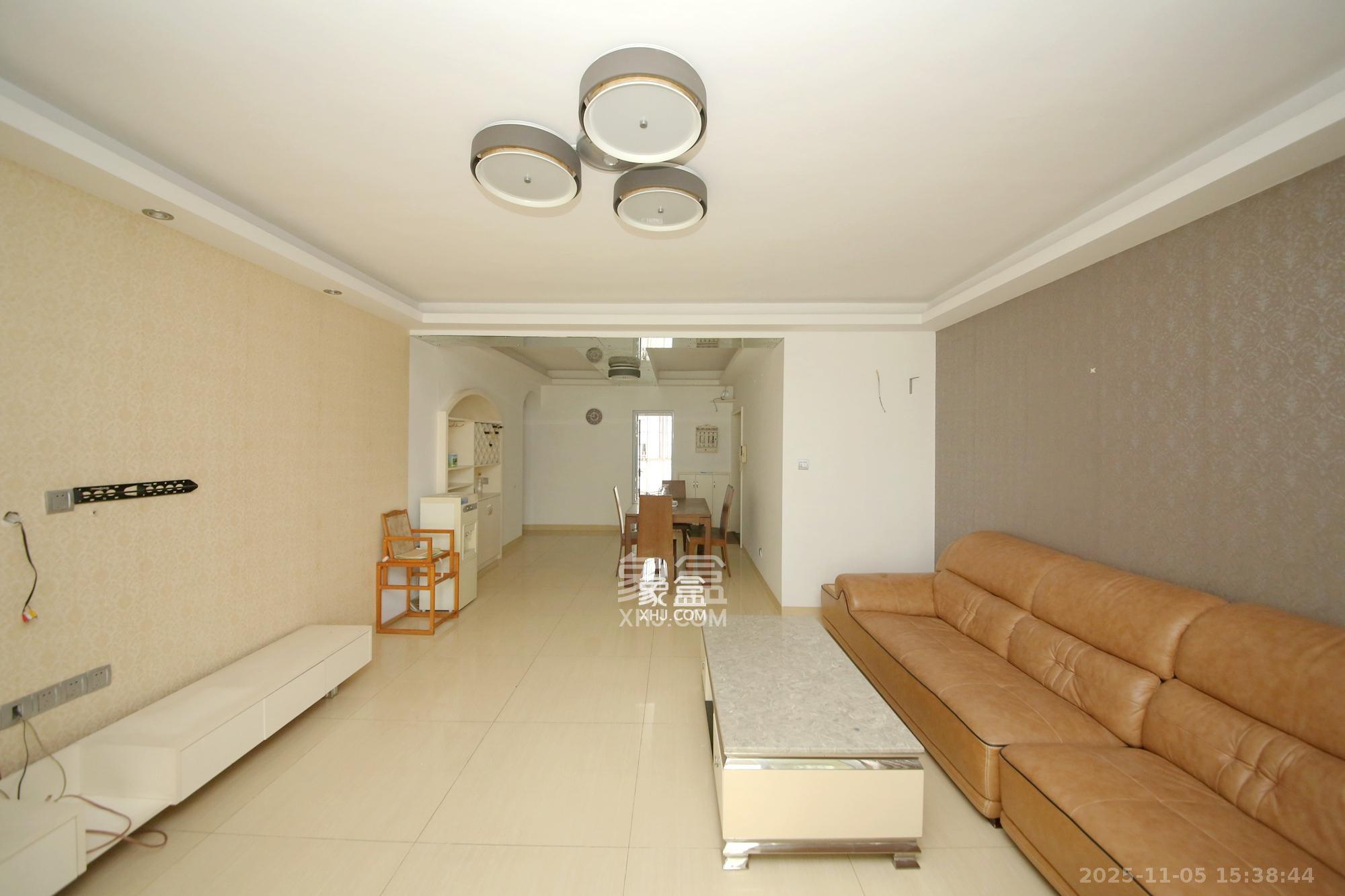 君临青园花都 3室2厅2卫 2700.0元/月 君临青园花都 3室2厅2卫 2700.0元/月室内图