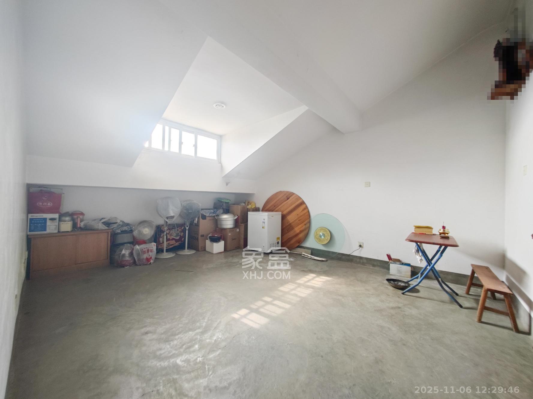 鄱阳小区  5室2厅2卫    70.0万卧室