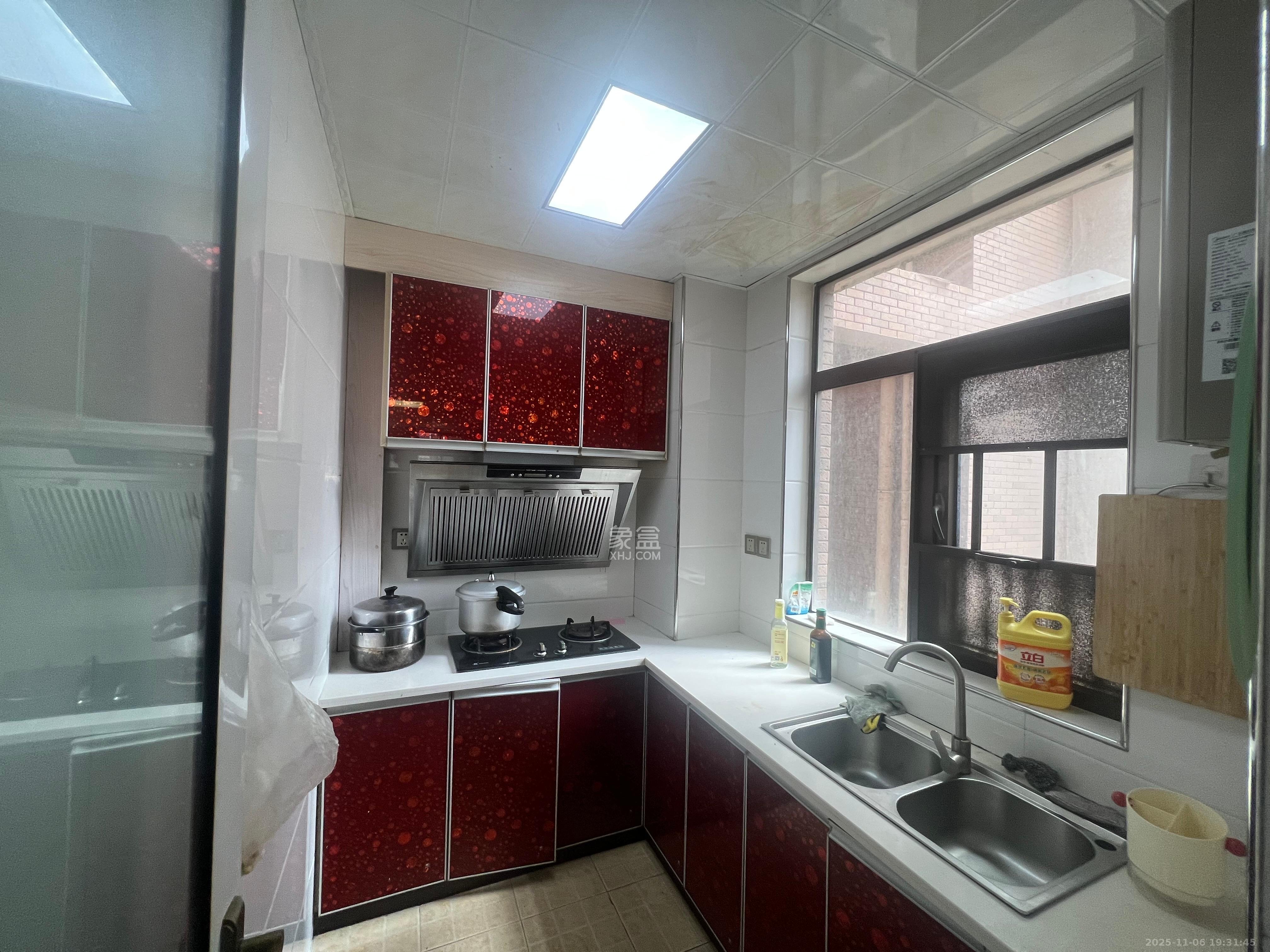 水岸世景  2室1厅1卫    1700.0元/月室内图