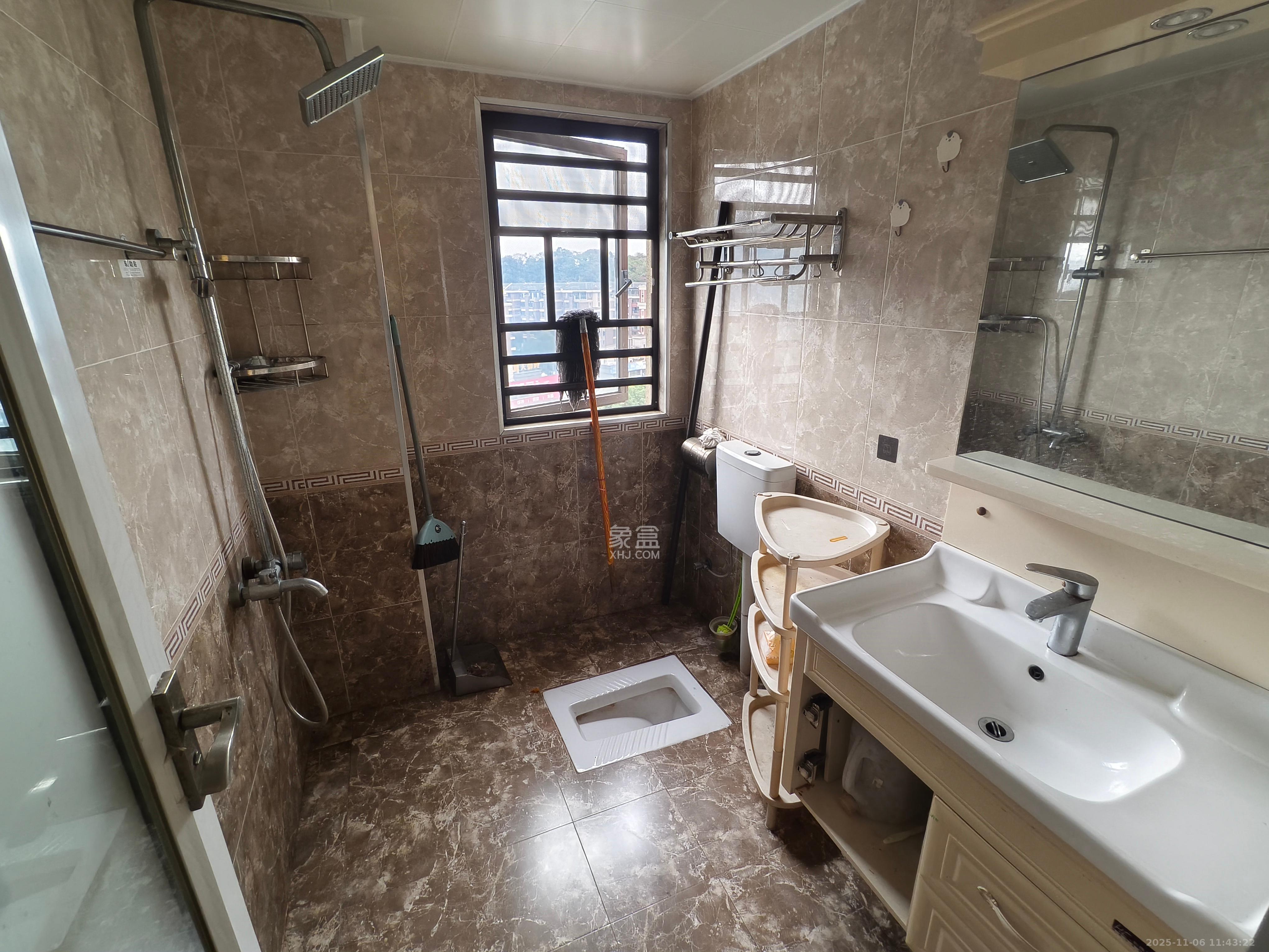 山语城三期 3室2厅2卫 2300.0元/月 山语城三期 3室2厅2卫 2300.0元/月室内图